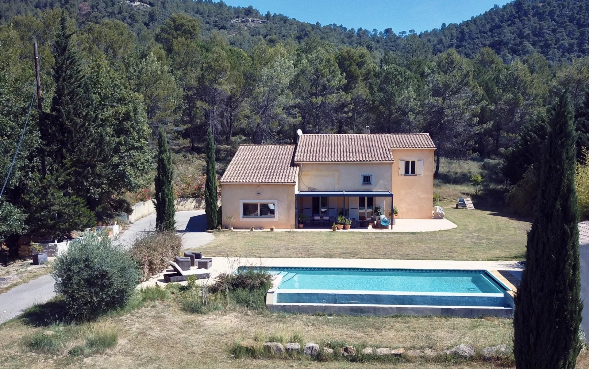 Beautiful 6-bedroom property with 7,000 m² of land, a pool, and a double garage.