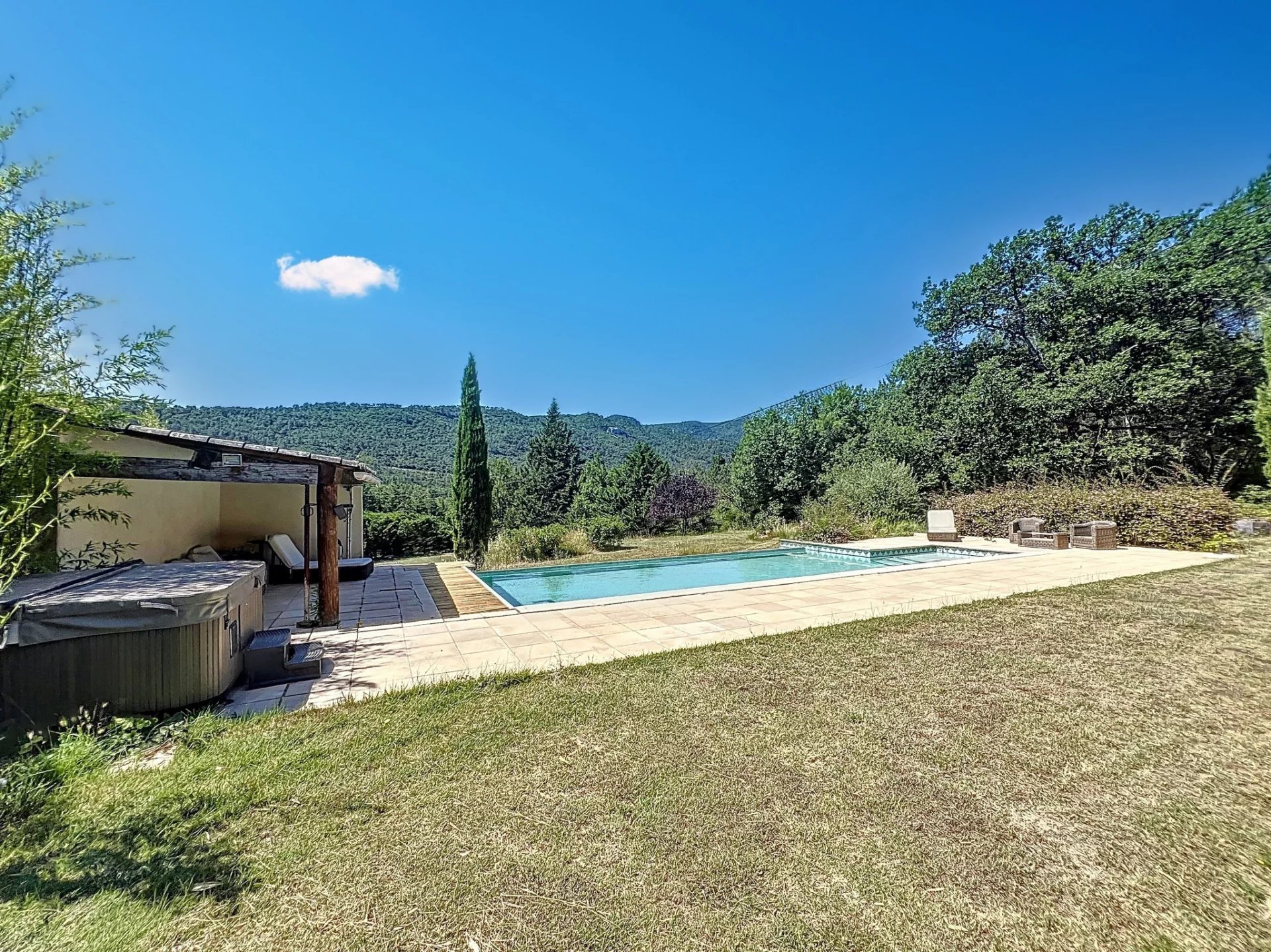 Beautiful 6-bedroom property with 7,000 m² of land, a pool, and a double garage.