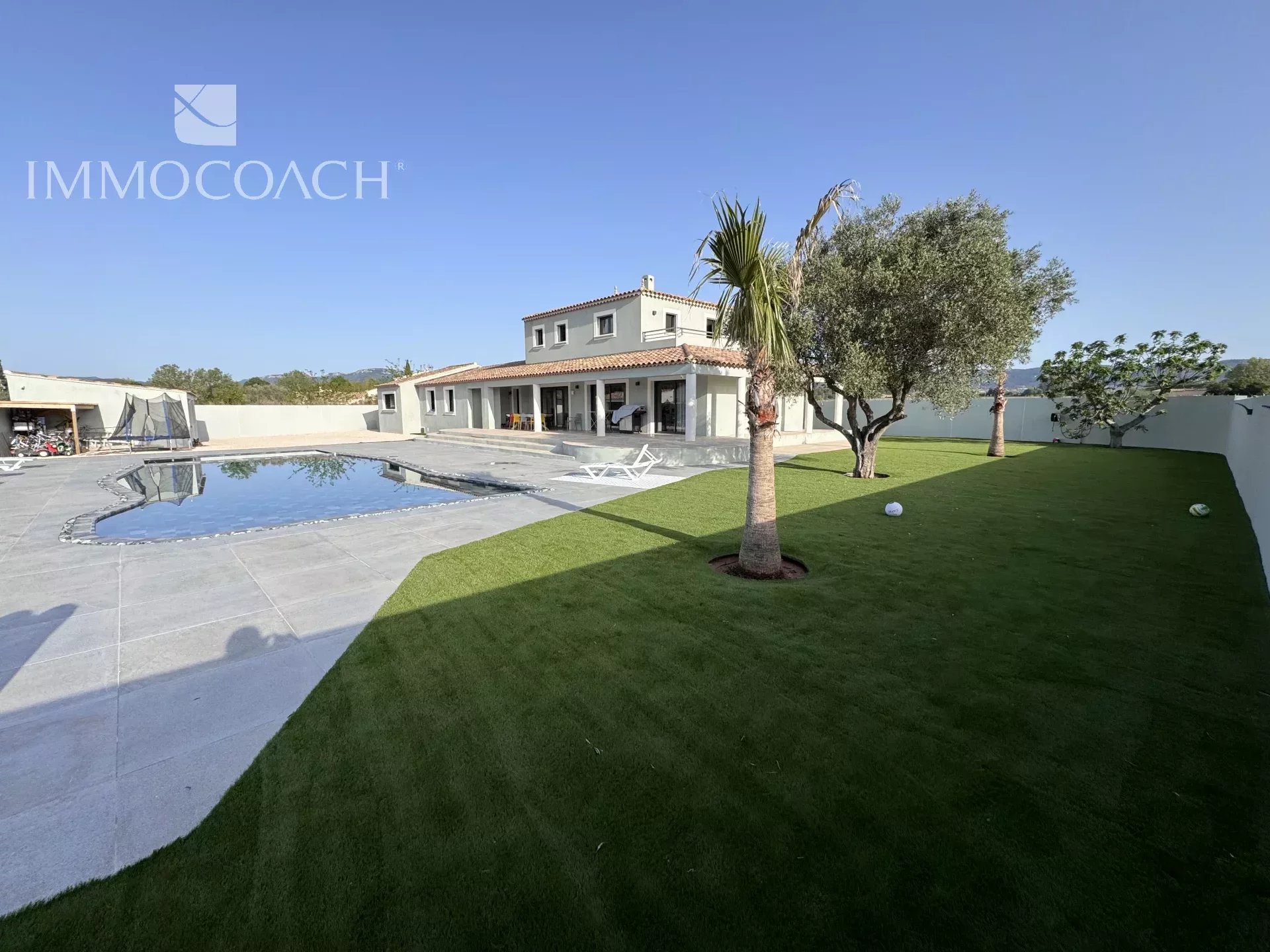 Luxuriöse moderne Villa mit Pool und Mieteinnahmen