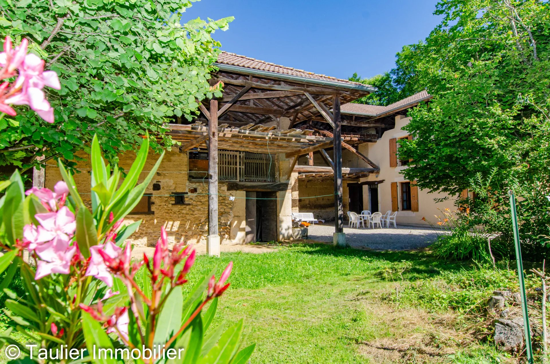 Ancienne ferme en très bon état, au calme