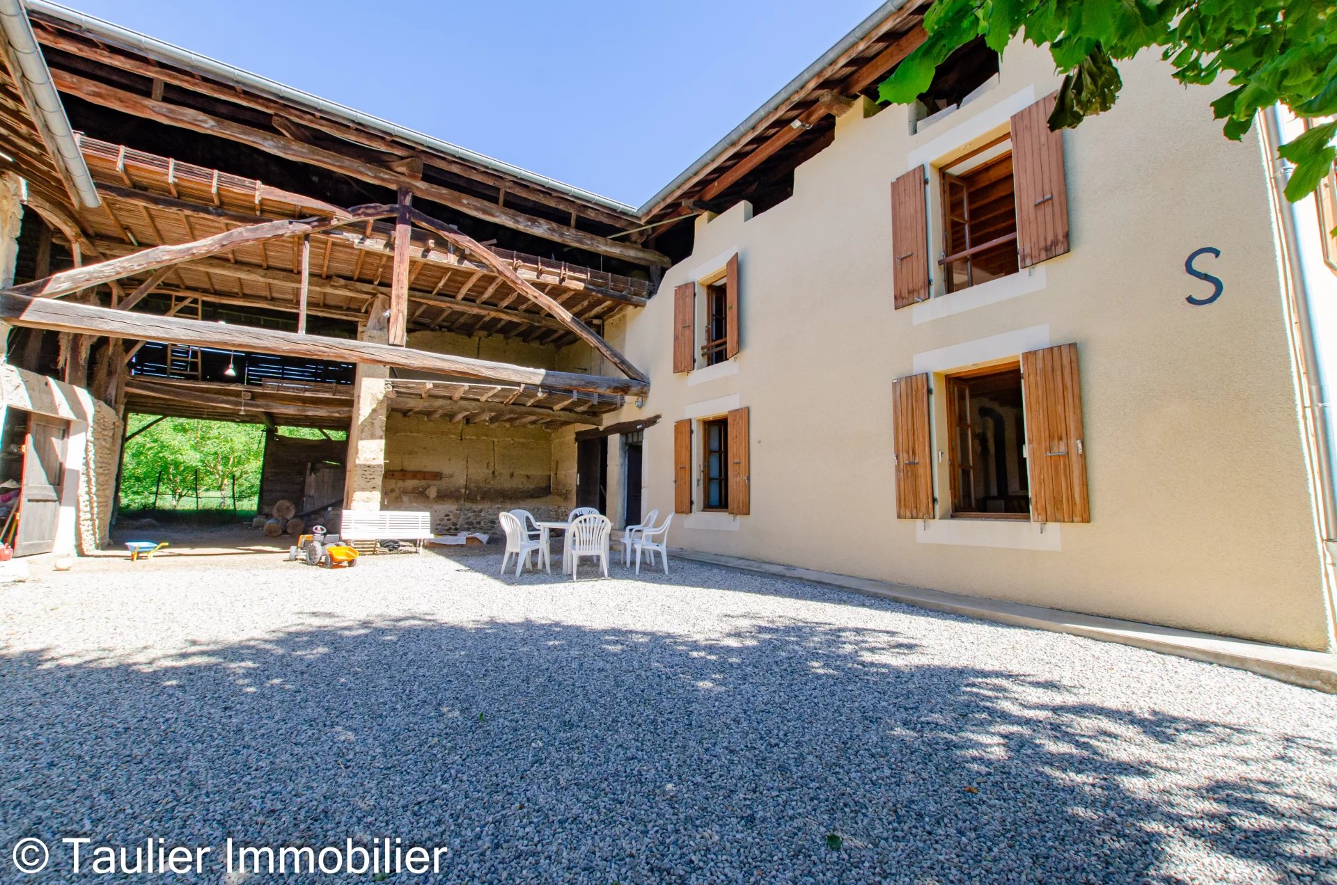 Ancienne ferme en très bon état, au calme