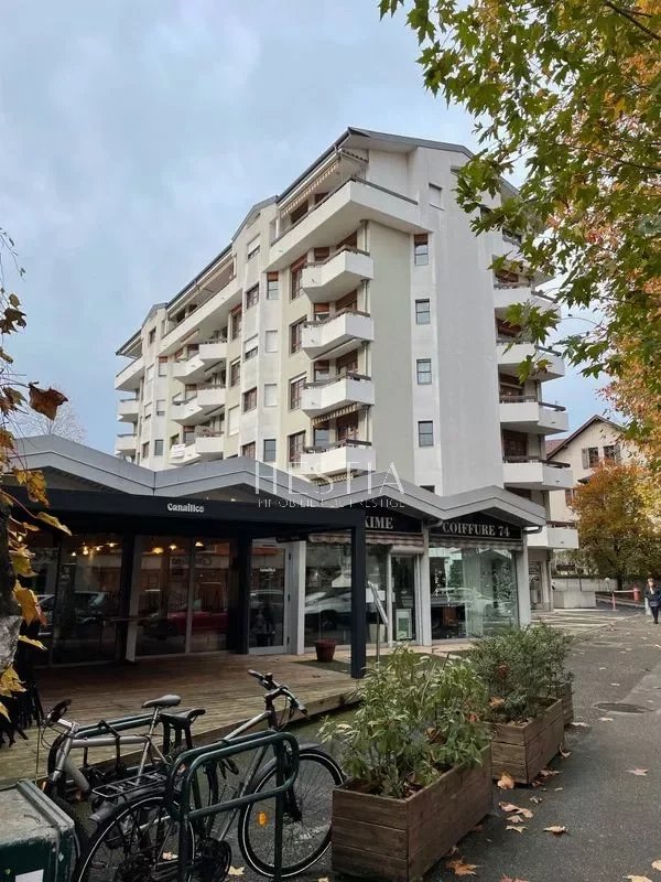 ANNECY, Avenue de Genève, T4 traversant 85m² avec parking, caves et garage possible.