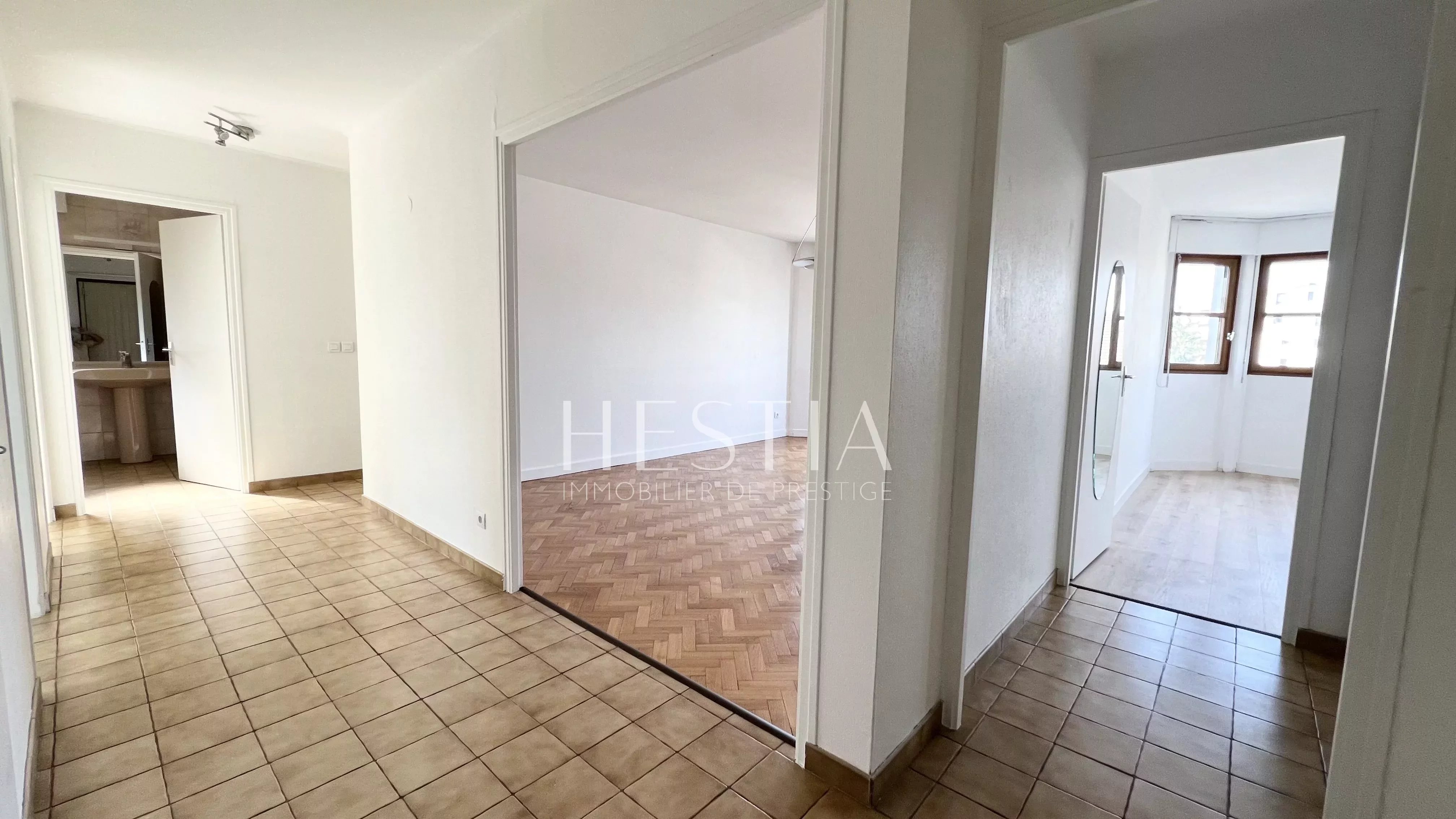 ANNECY, Avenue de Genève, T4 traversant 85m² avec parking, caves et garage possible.