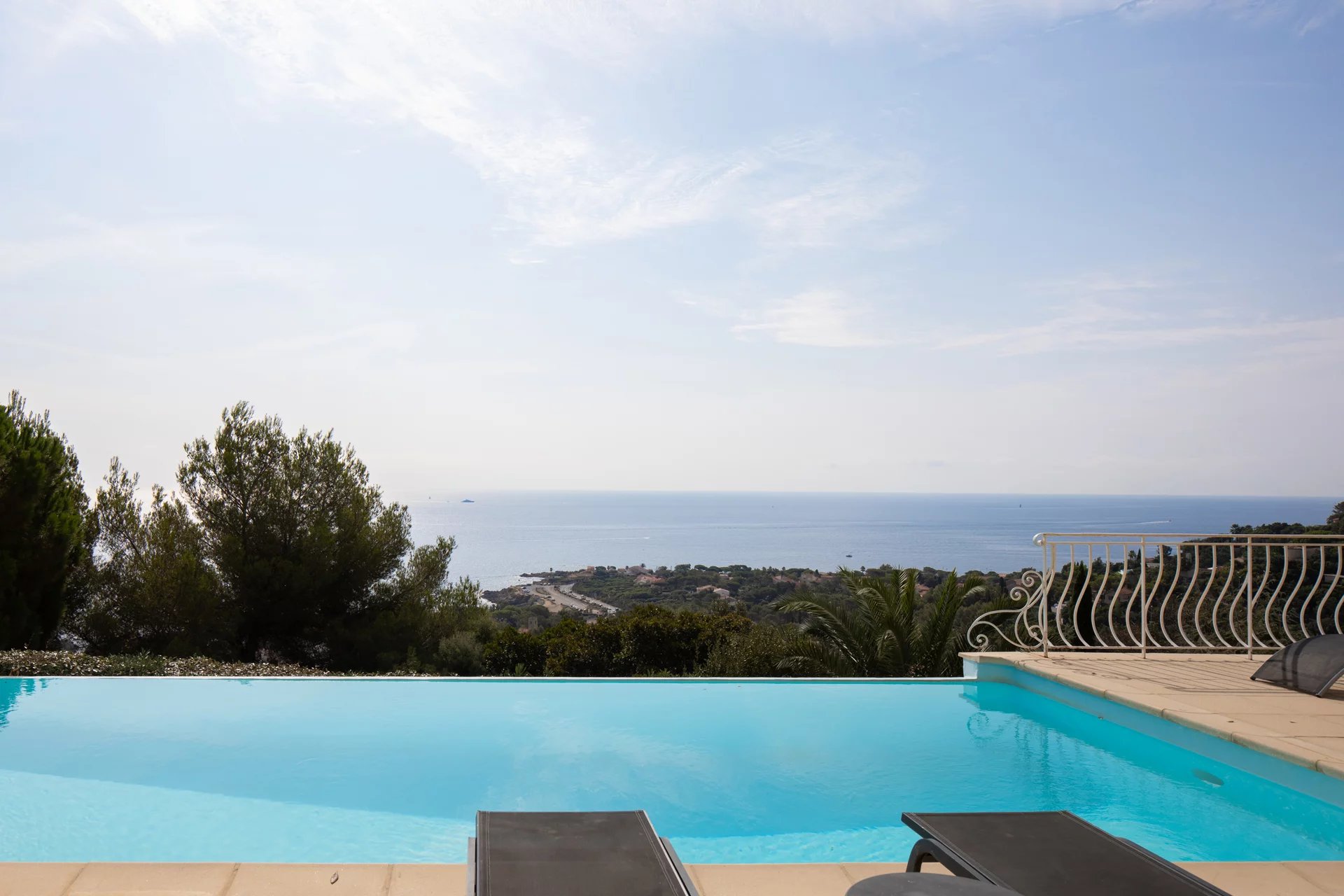 Les Issambres - Very spacious villa ( ca.325m2) with 7 bedrooms + around SEAVIEW!