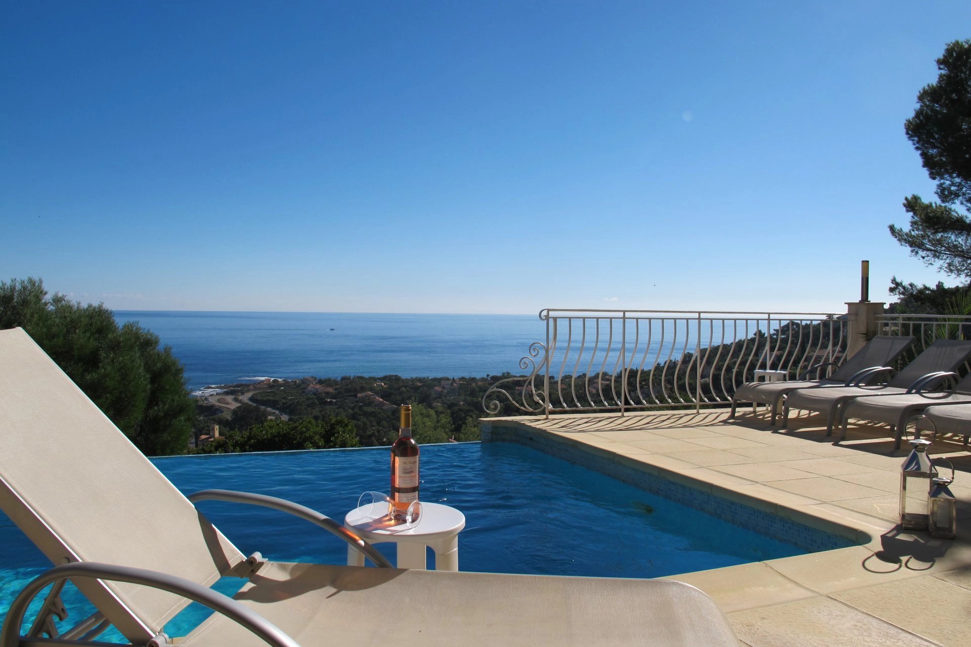 Les Issambres - Very spacious villa ( ca.325m2) with 7 bedrooms + around SEAVIEW!