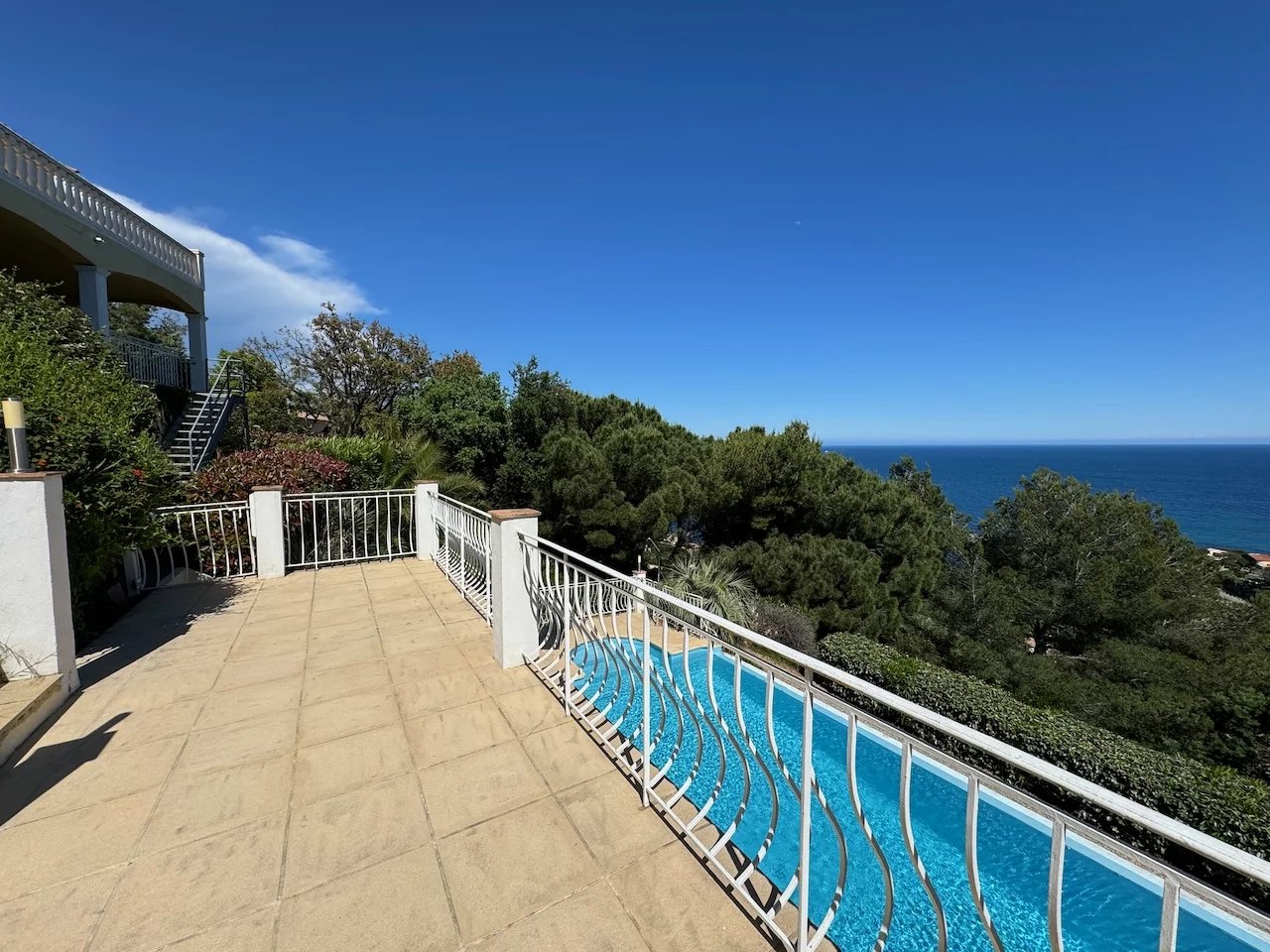 Les Issambres - Very spacious villa ( ca.325m2) with 7 bedrooms + around SEAVIEW!