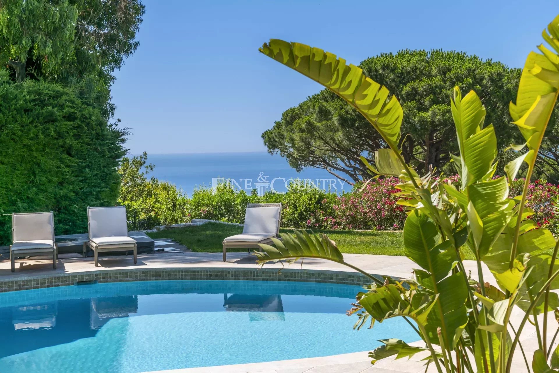 Villa for sale in Super Cannes with tennis court