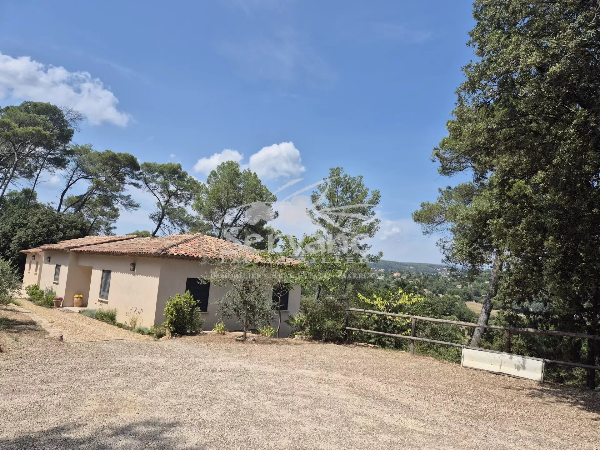 LORGUES FOR SALE LARGE VILLA T5 BEDROOMS