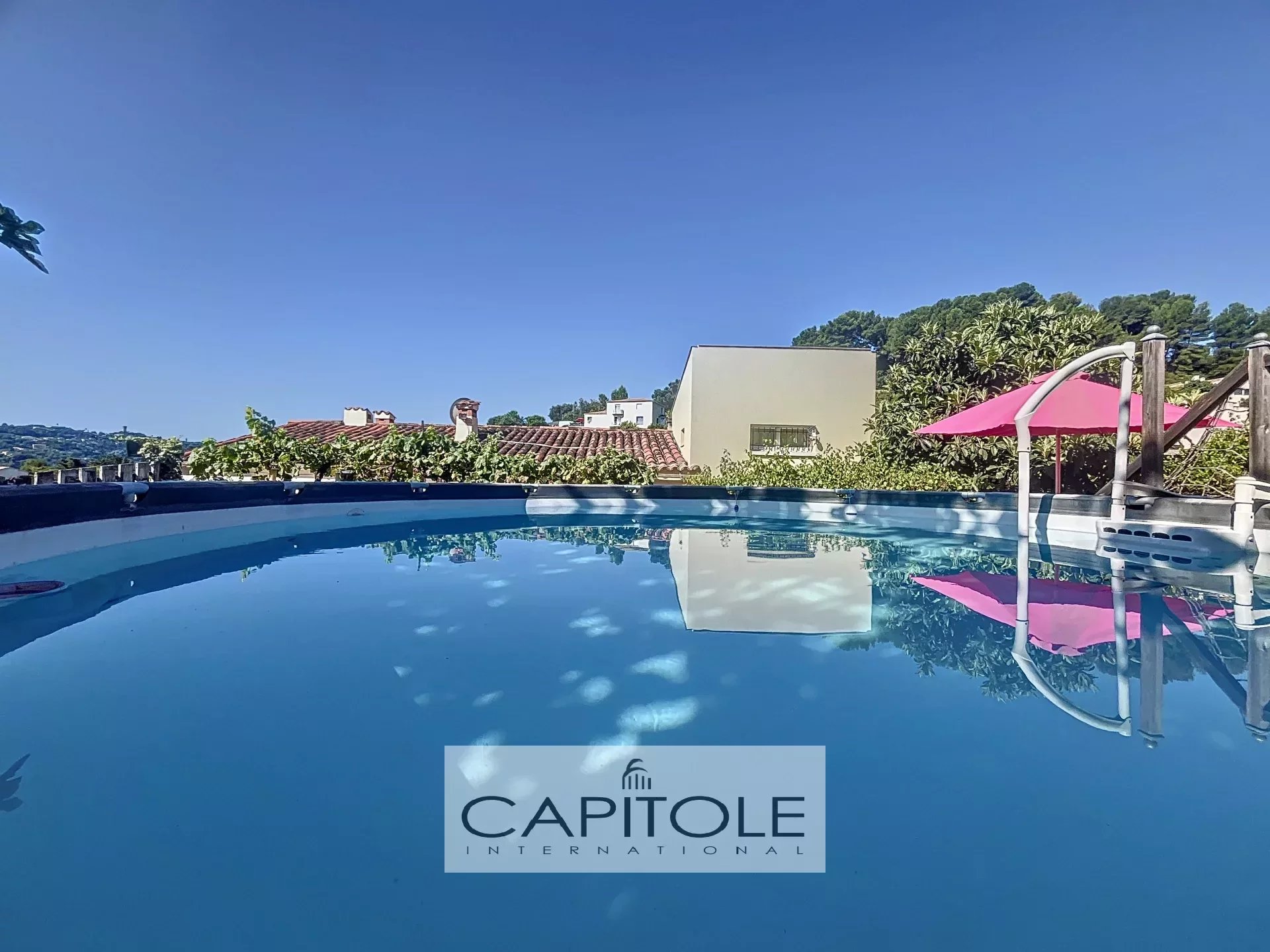 VALLAURIS - Villa individuelle 8 pièces avec piscine, 2 terrasses et jardin