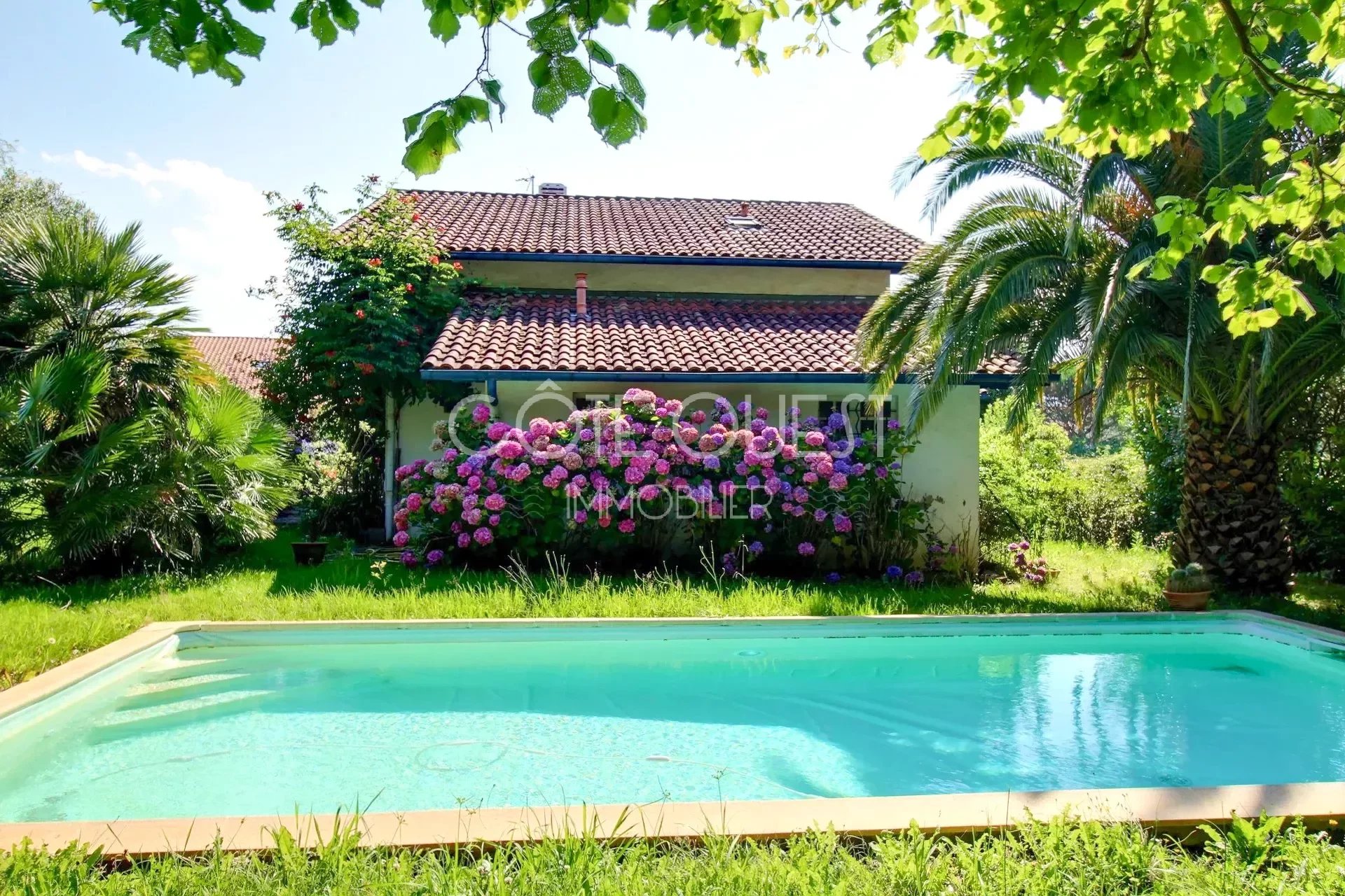 ASCAIN – A VILLA WITH A SWIMMING POOL