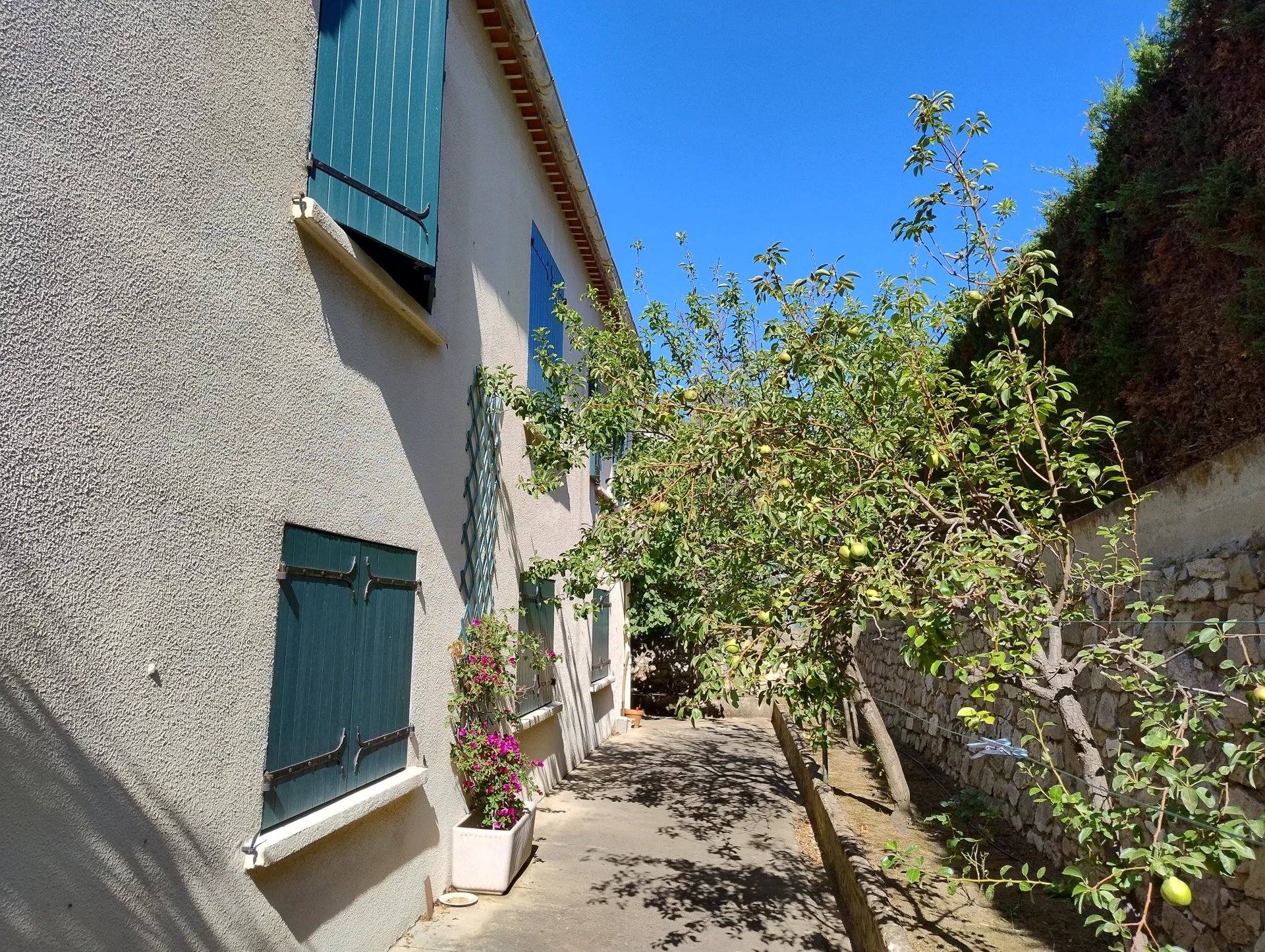 House to renovate in Mourillon, rare rental potential, ideal investor.