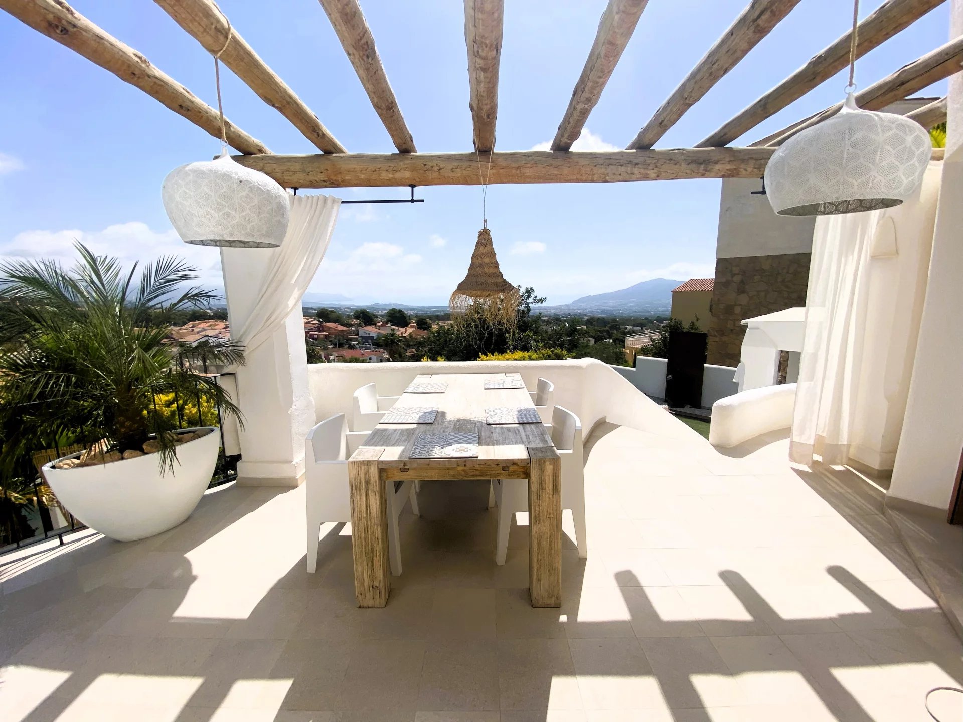 Villa de style Ibiza entièrement rénovée avec de belles vues sur la mer à La Nucia