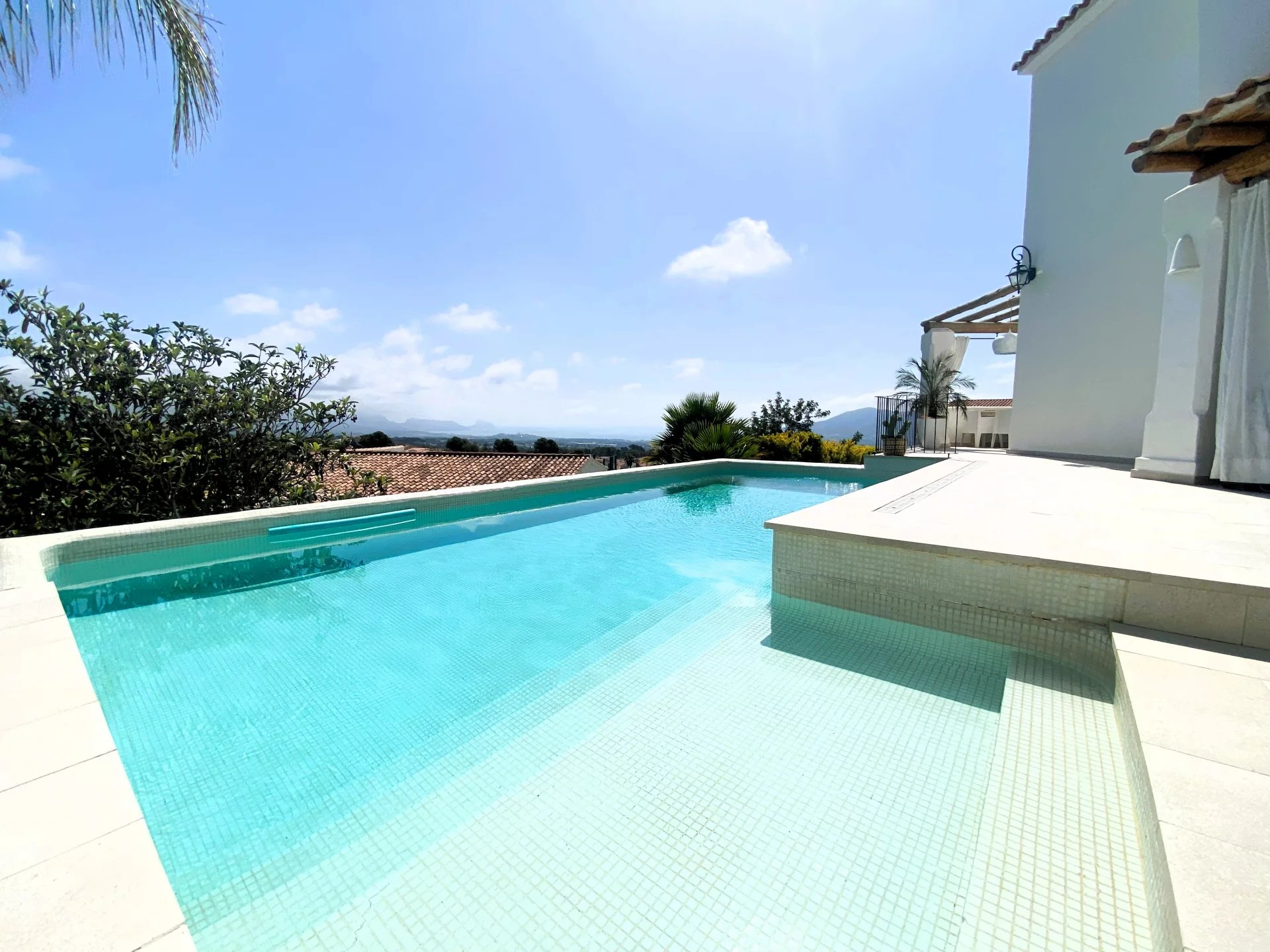 Villa de style Ibiza entièrement rénovée avec de belles vues sur la mer à La Nucia