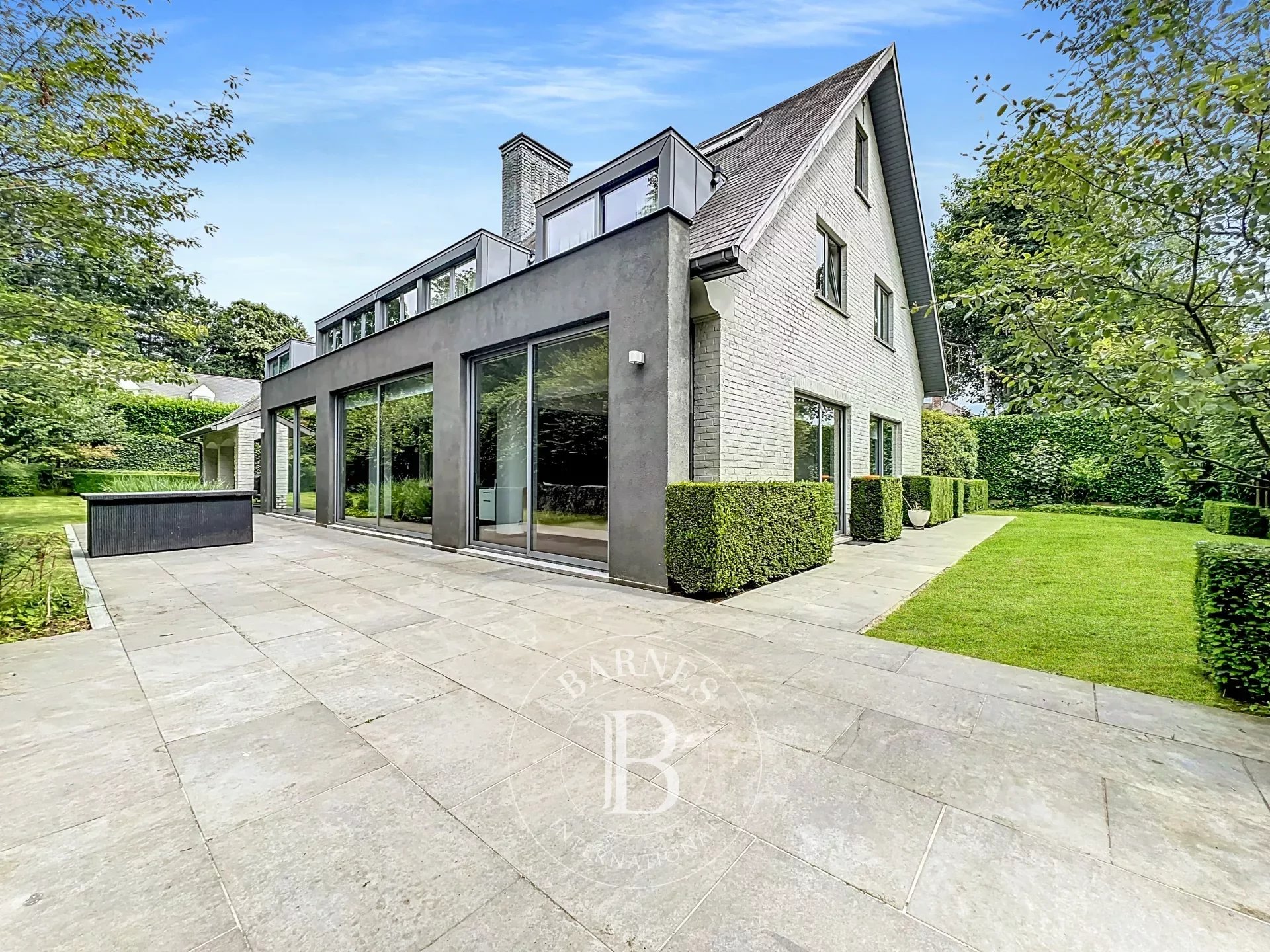 Uccle - 5 bedroom villa  in the background