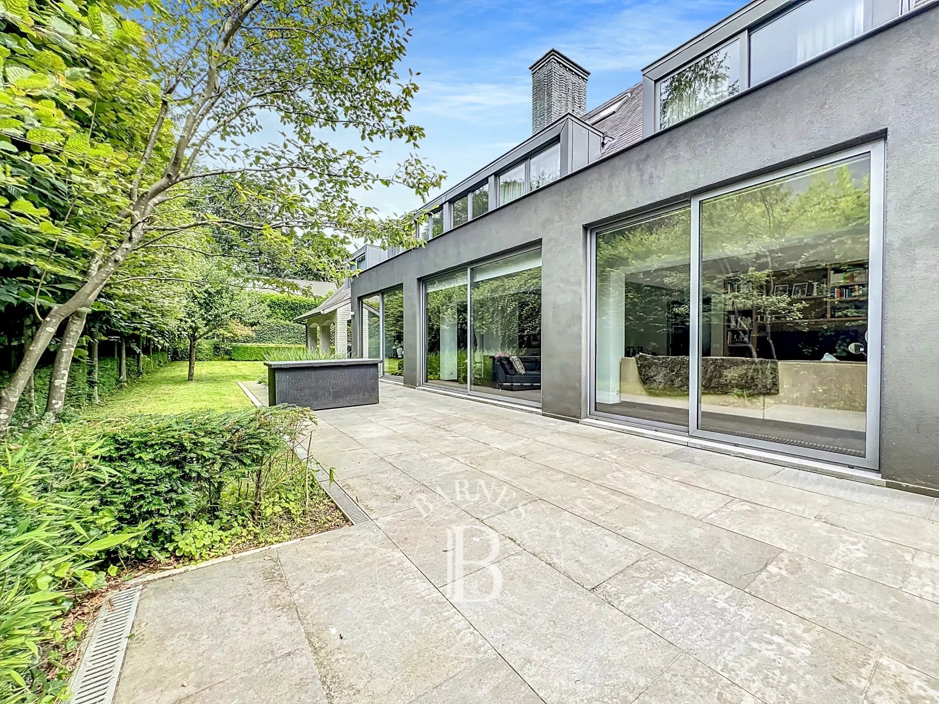 Uccle - 5 bedroom villa  in the background