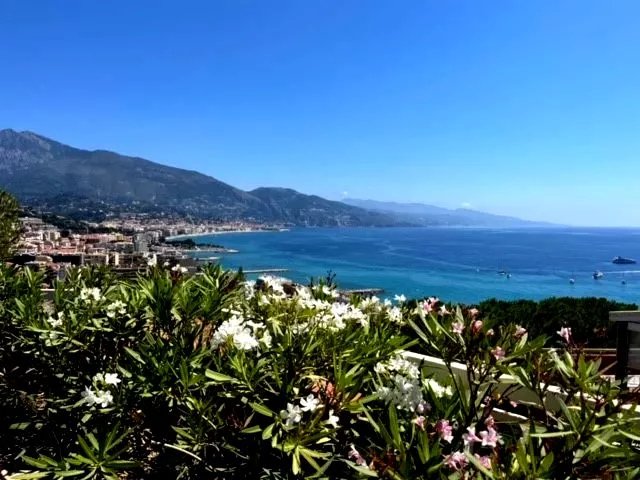 Cap Martin: Apartment with a panoramic terrace and sea view, just steps from the beach 2 440 000