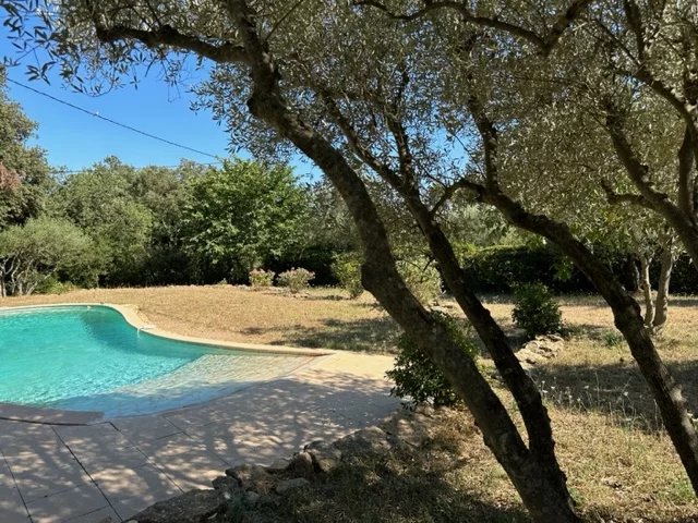 Rustig gelegen villa op fraai terrein met zwembad en uitzicht