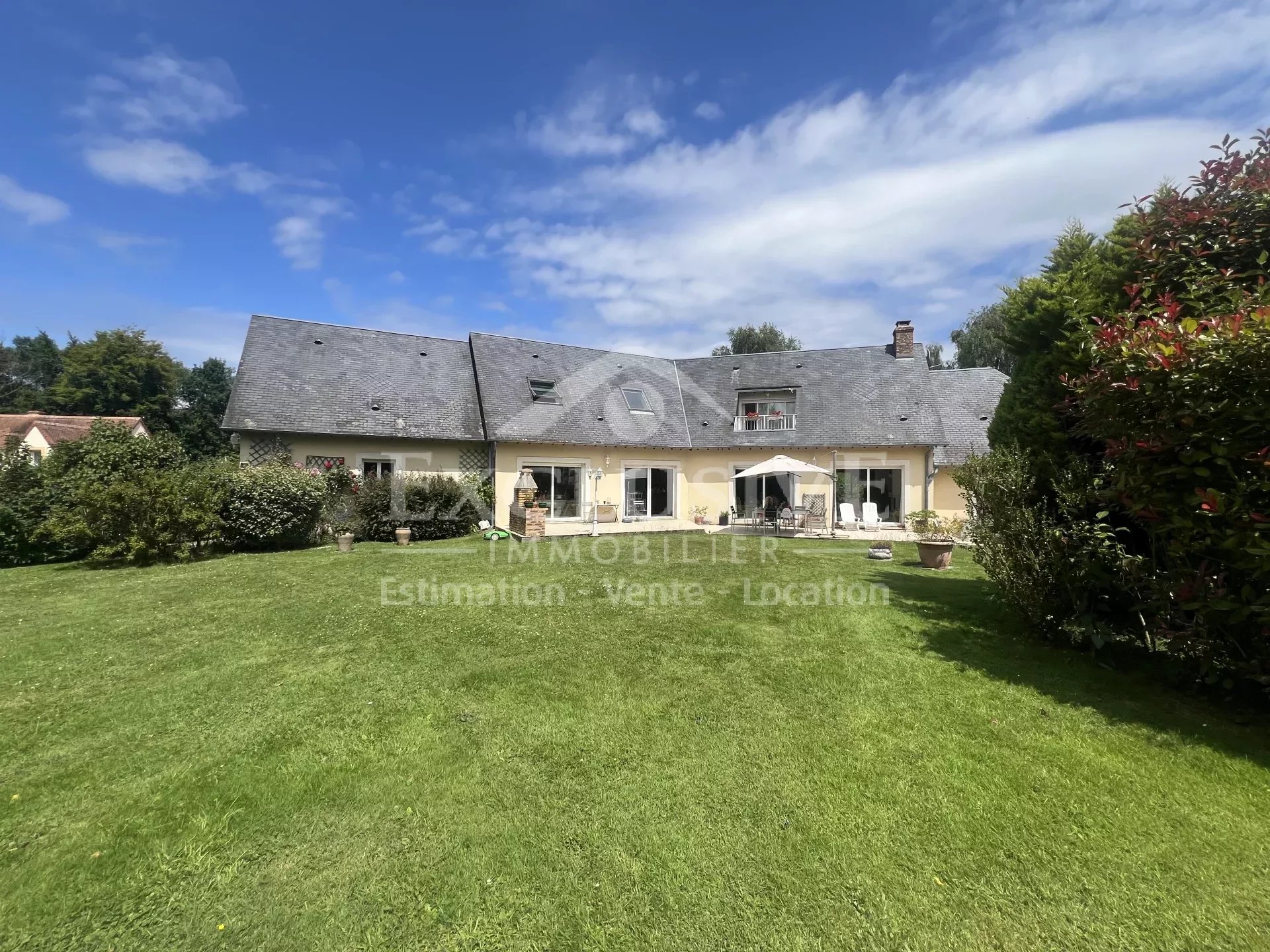 Propriété Familiale avec Piscine Intérieure Chauffée à proximité de Villers-sur-Mer