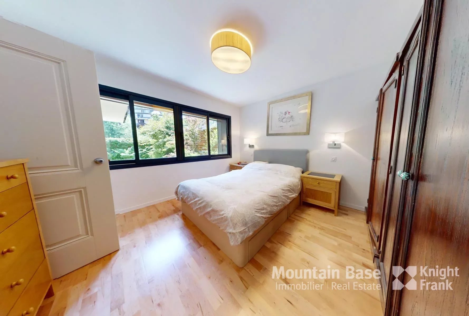 Photo of A recently renovated, 4-bedroom apartment in the centre of Chamonix, just off the avenue de l’Aiguille du Midi.