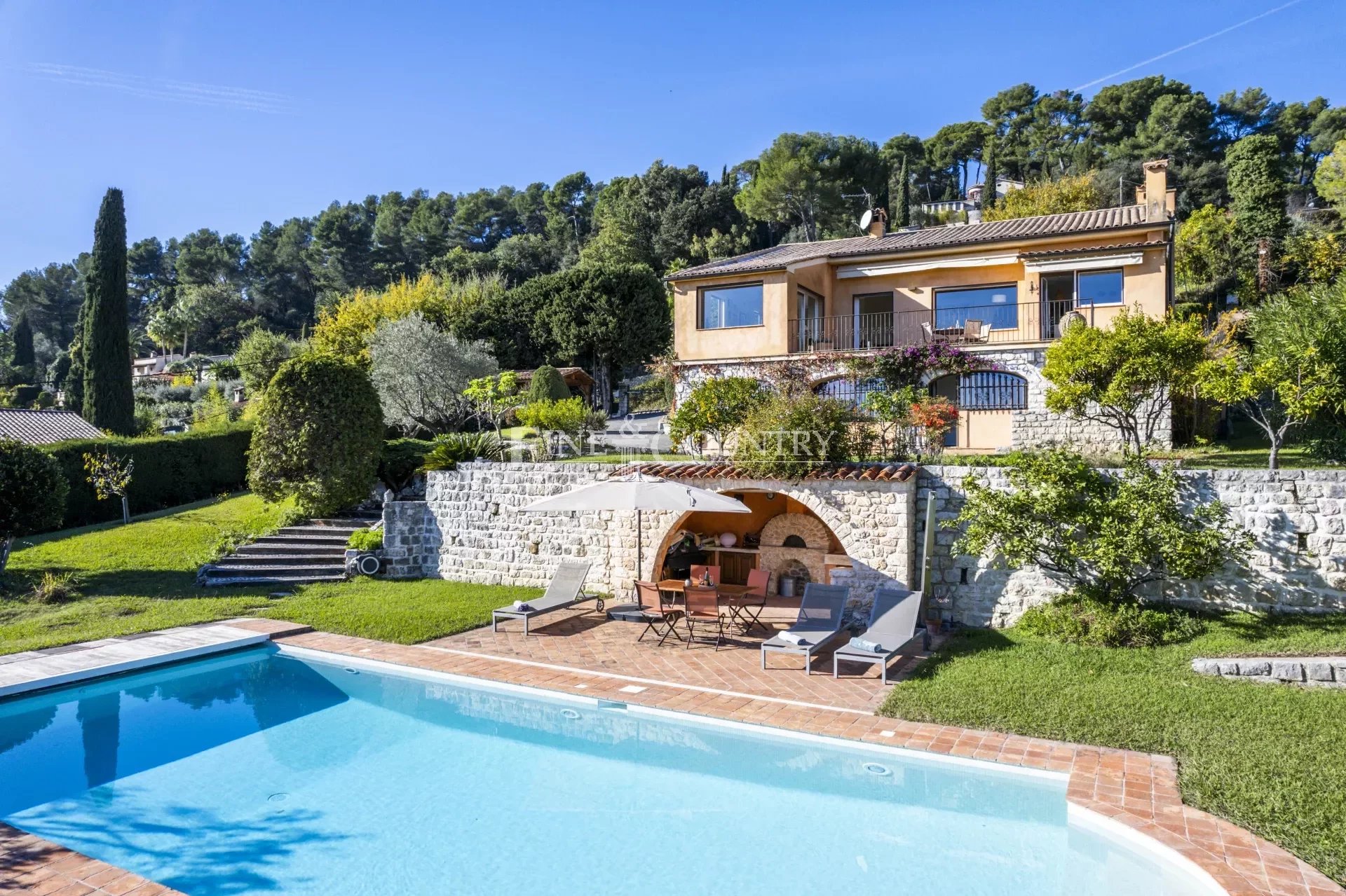 Villa til salg nær Saint Paul de Vence med panoramaudsigt