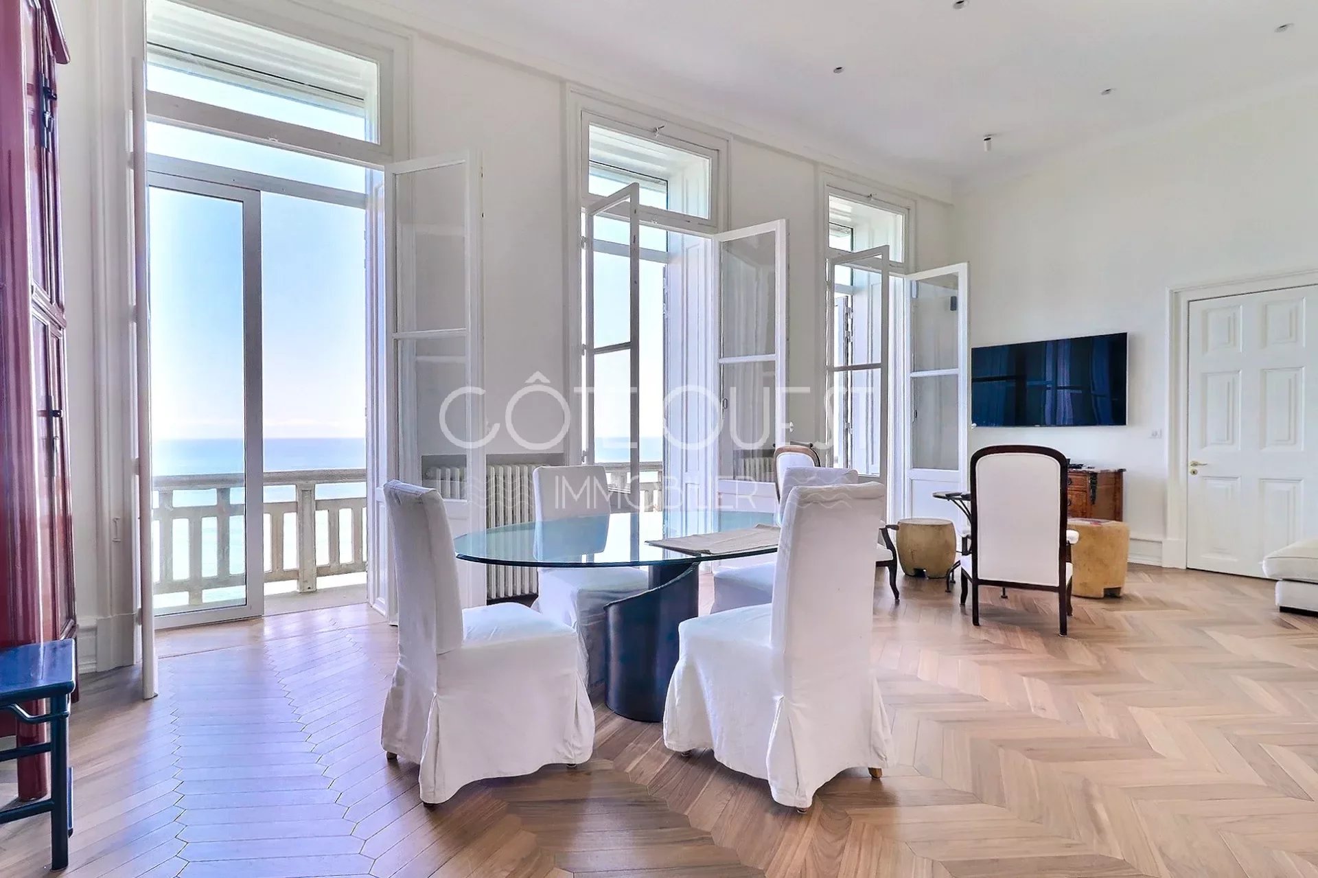 BIARRITZ CÔTE DES BASQUES – A LUXURIOUS APARTMENT COMMANDING AN OCEAN VIEW