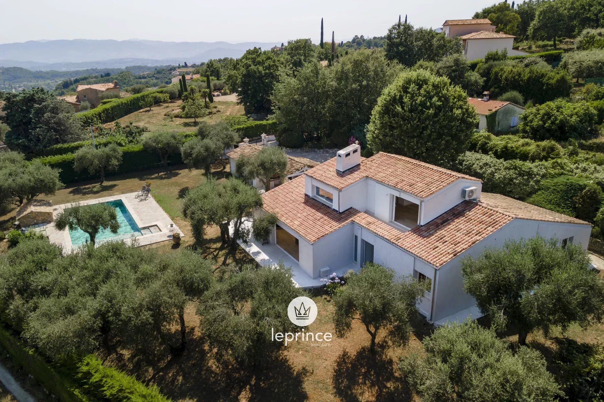 Châteauneuf-Grasse - Villa 226m2 rénovée - Terrain 2400m2 - Piscine