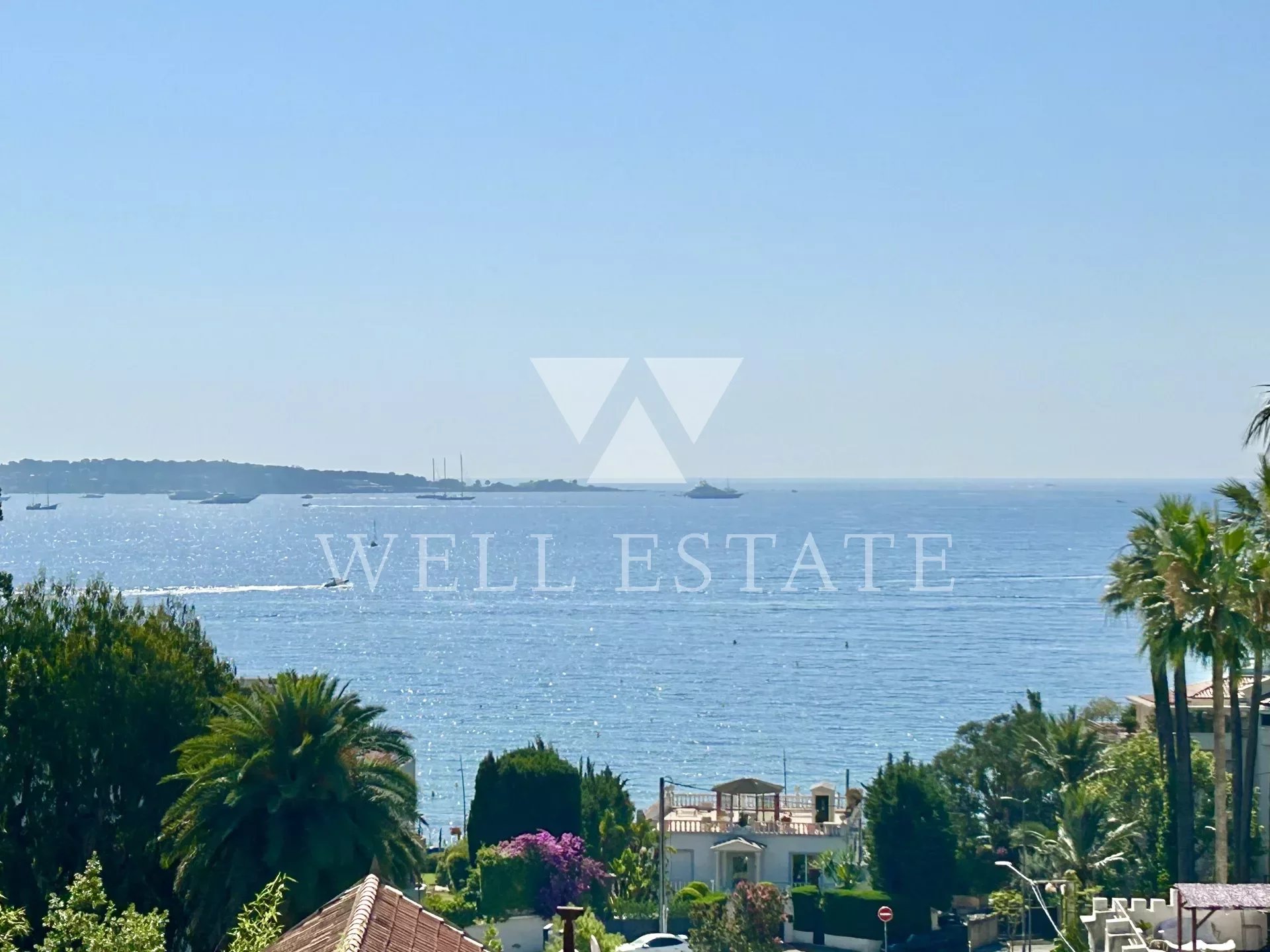 SUPERB PROPERTY WITH SEA VIEWS - NEAR THE BEACH