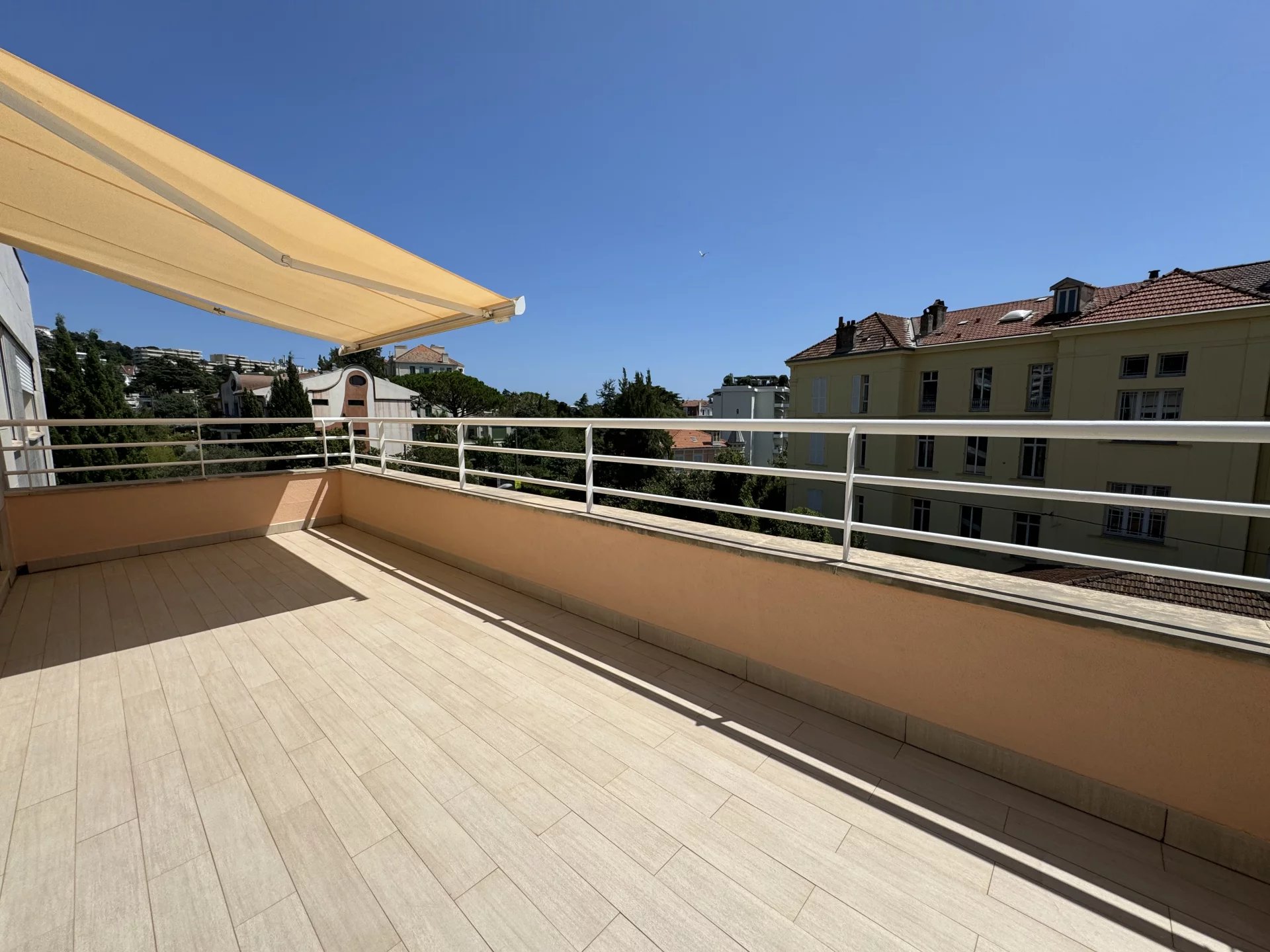 Cannes Sale 4 rooms on top floor near center South terrace