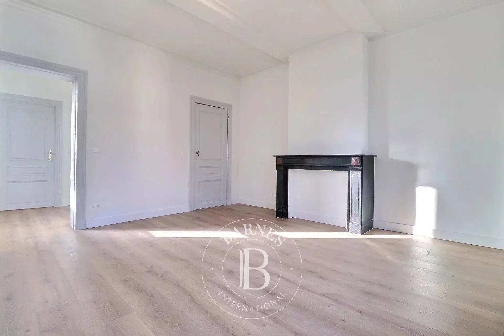 Sablon - Renovated triplex 2 bedrooms