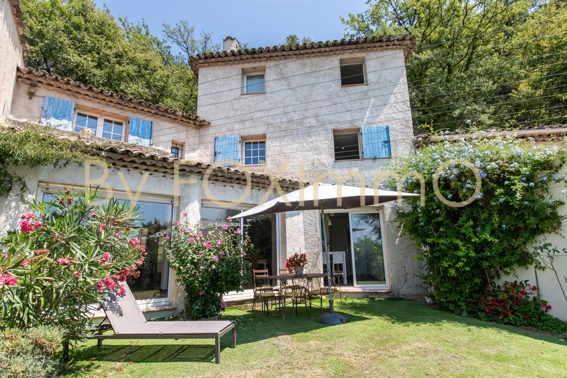 Saint Paul de vence , Appartamento duplex, posizione dominante, bella vista, calma assoluta, piscina privata giardino, parcheggio