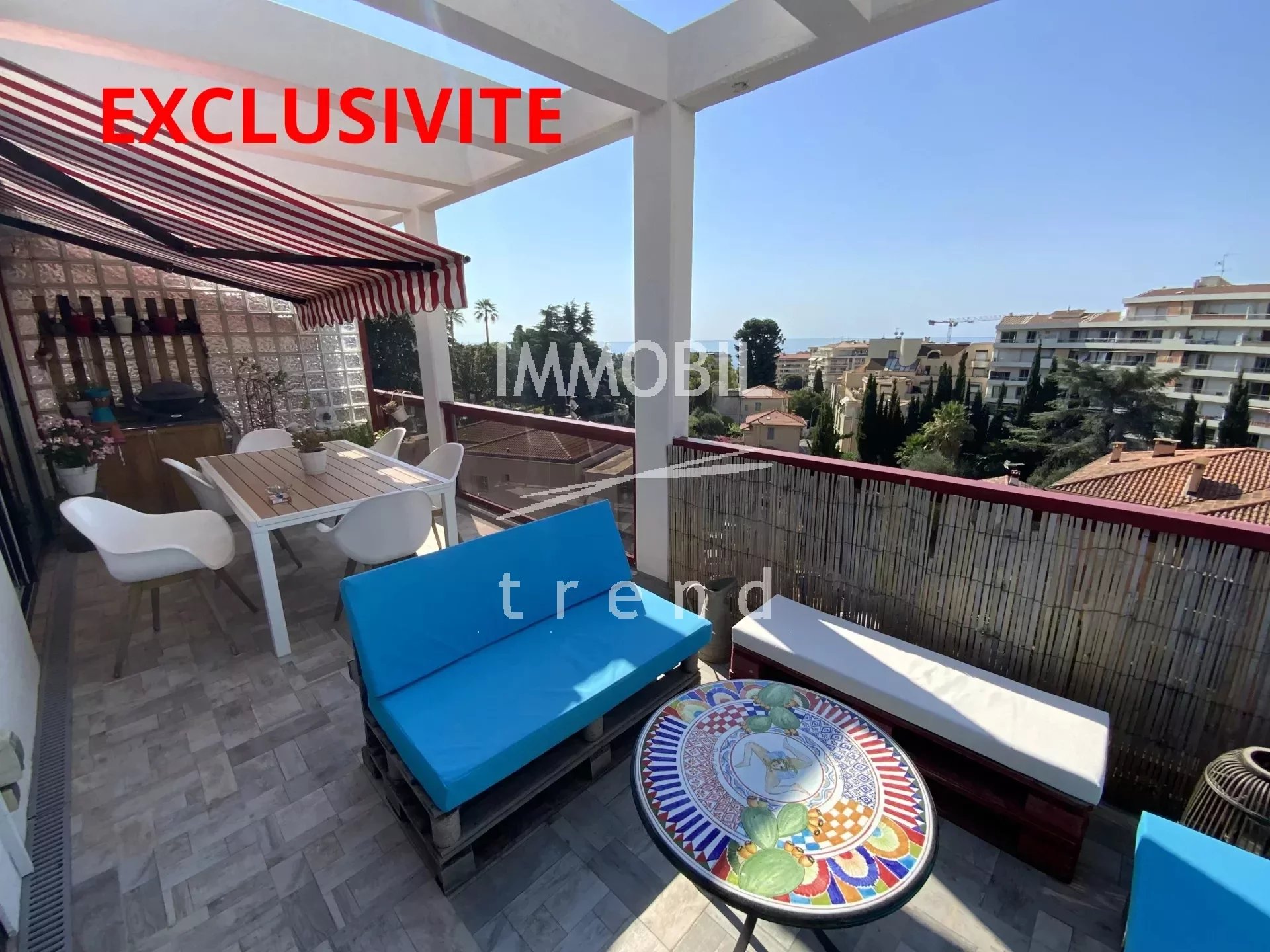 Esclusiva Immobiliare Menton - Appartamento all'ultimo piano con bel terrazzo e vista mare