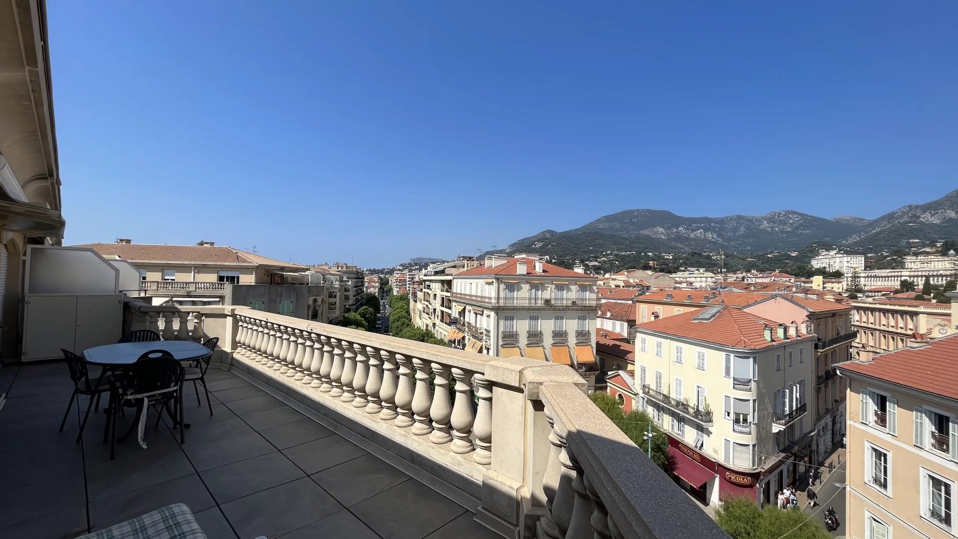 Mentone centro, residenza moderna all'ultimo piano