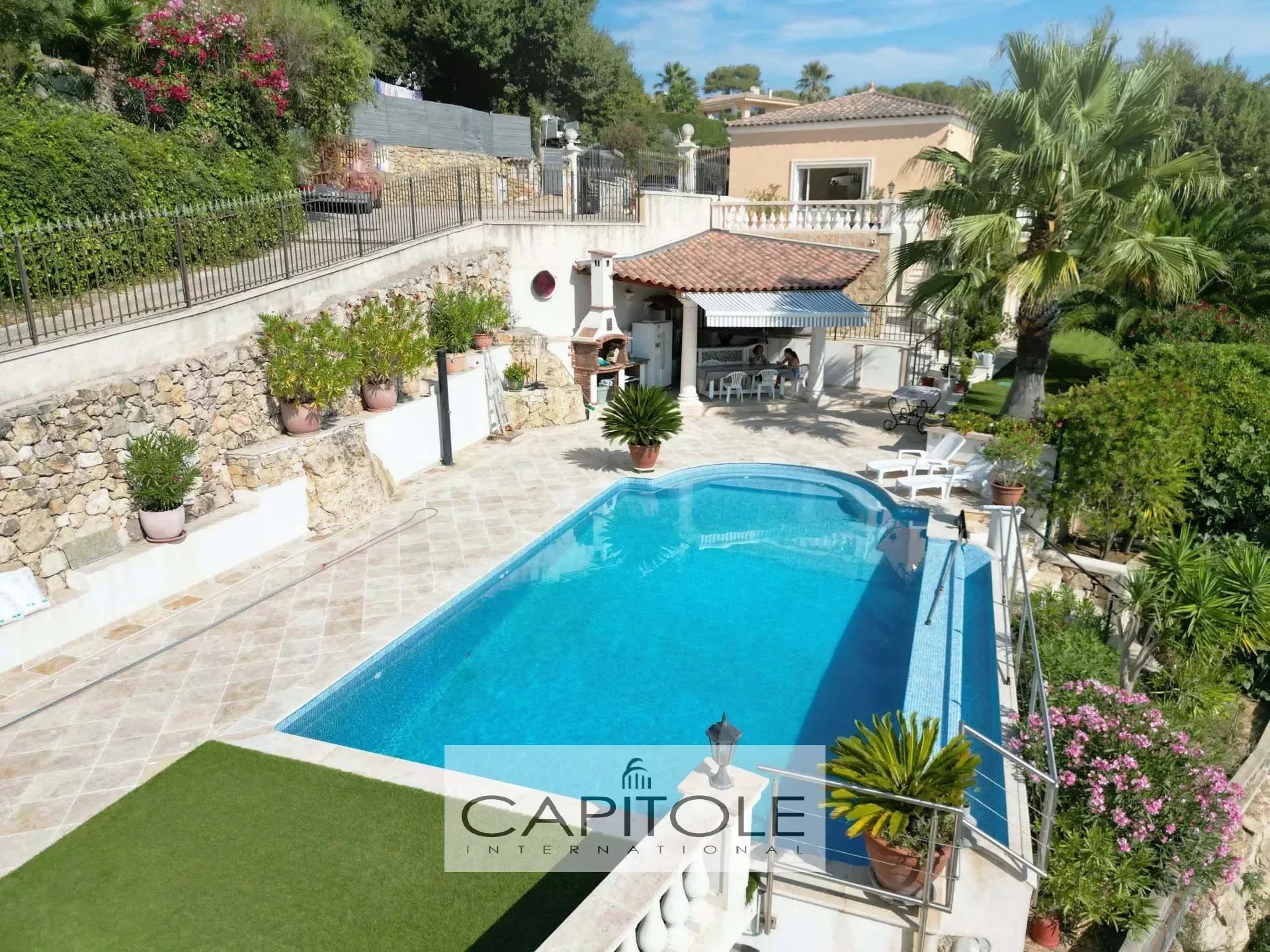 Vallauris 5 bedrooms,  spacious villa of  348 sqm  pool and sea view