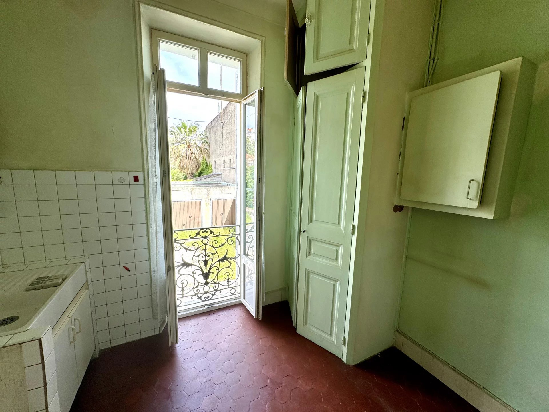 Cannes flat sale 2 rooms to renovate