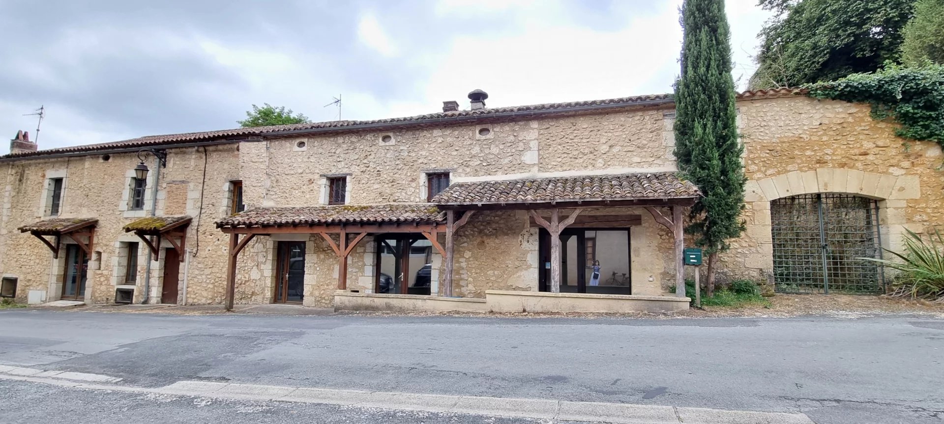 Très belle maison de bourg en pierres de 225 m²  de 1860 , rénovée