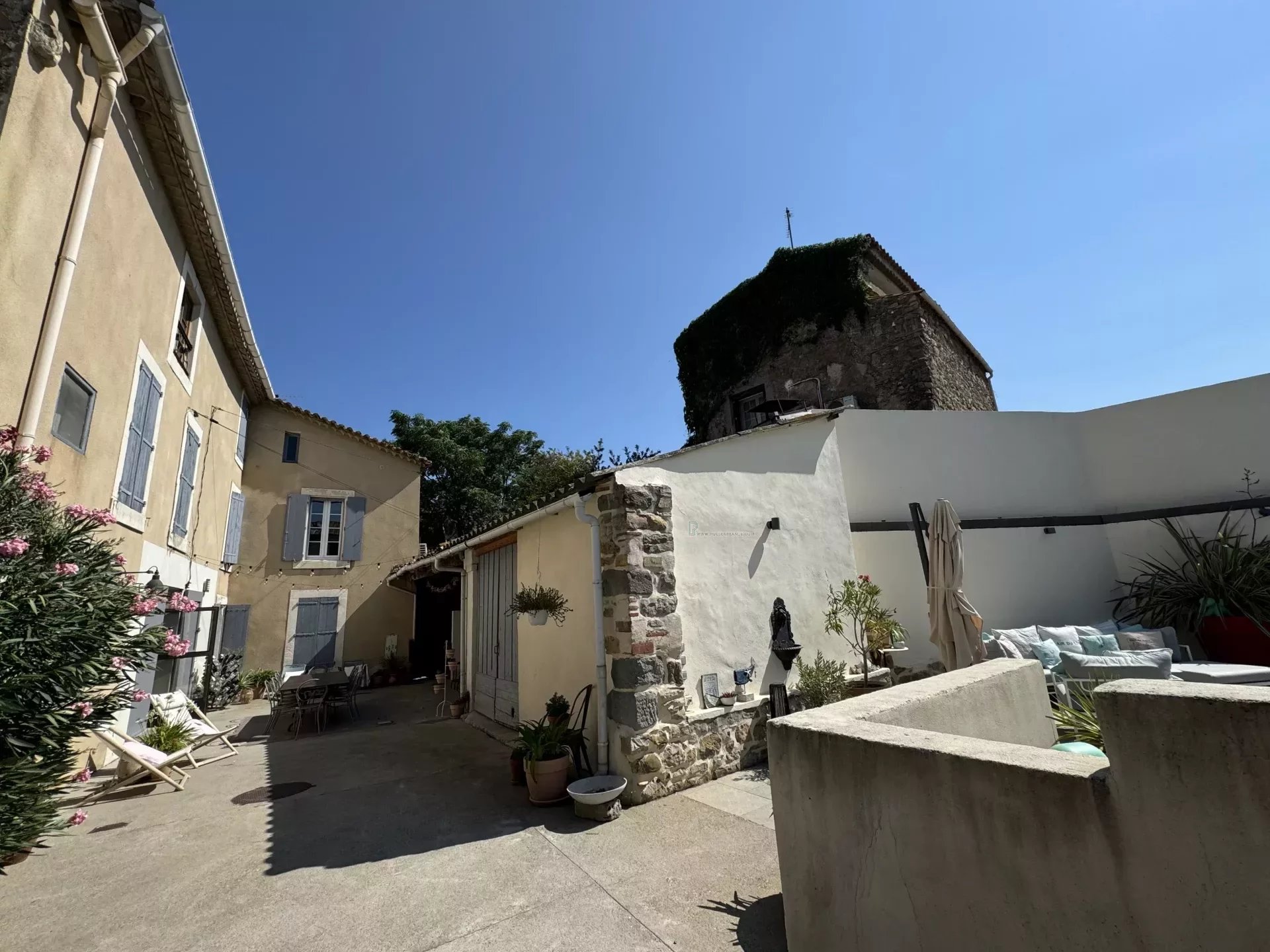 Superbe maison d'architecte dans un village riverain recherché