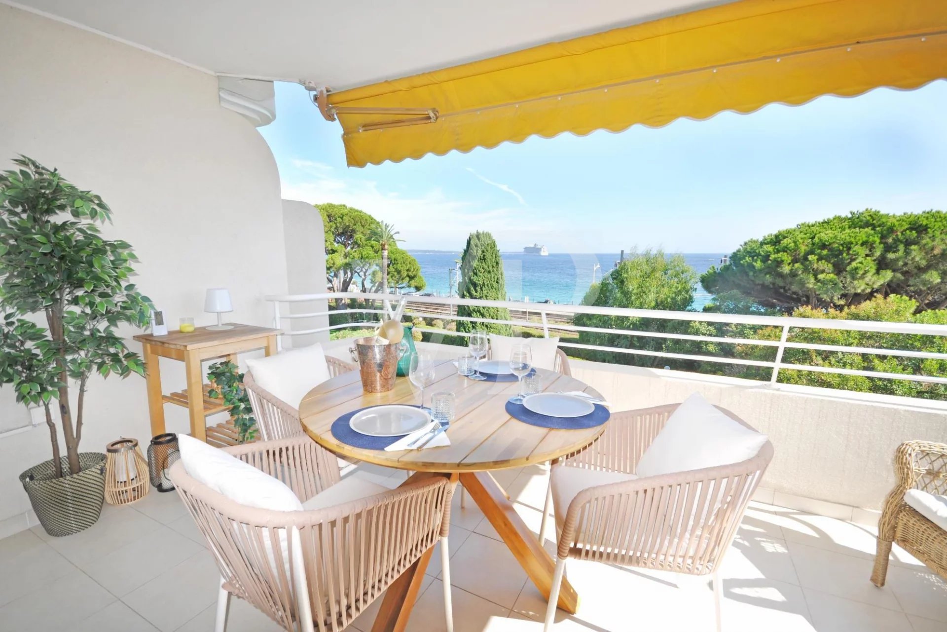 By the Beach - Renovated 3-bedroom Apartment with sea view