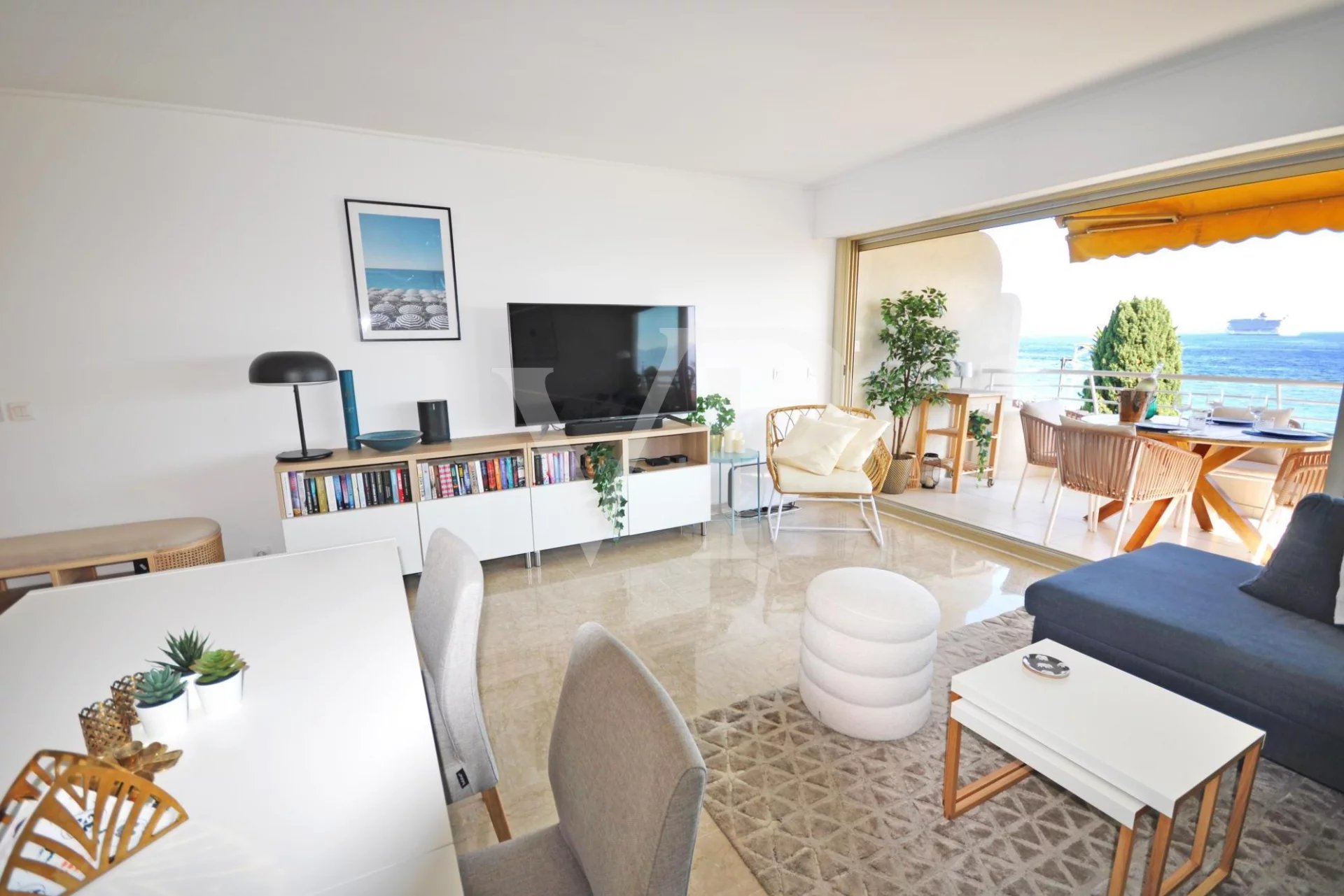 By the Beach - Renovated 3-bedroom Apartment with sea view