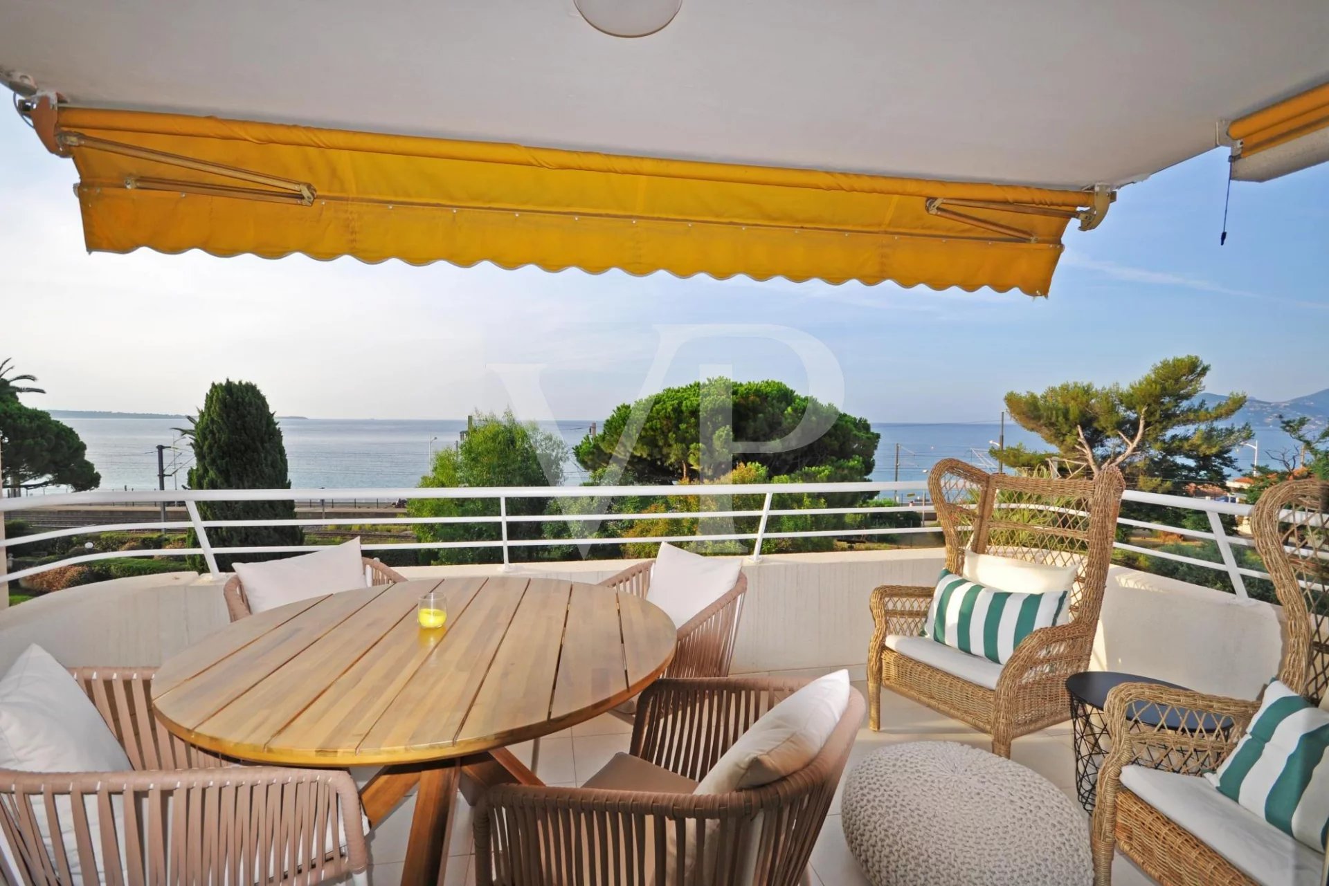 By the Beach - Renovated 3-bedroom Apartment with sea view