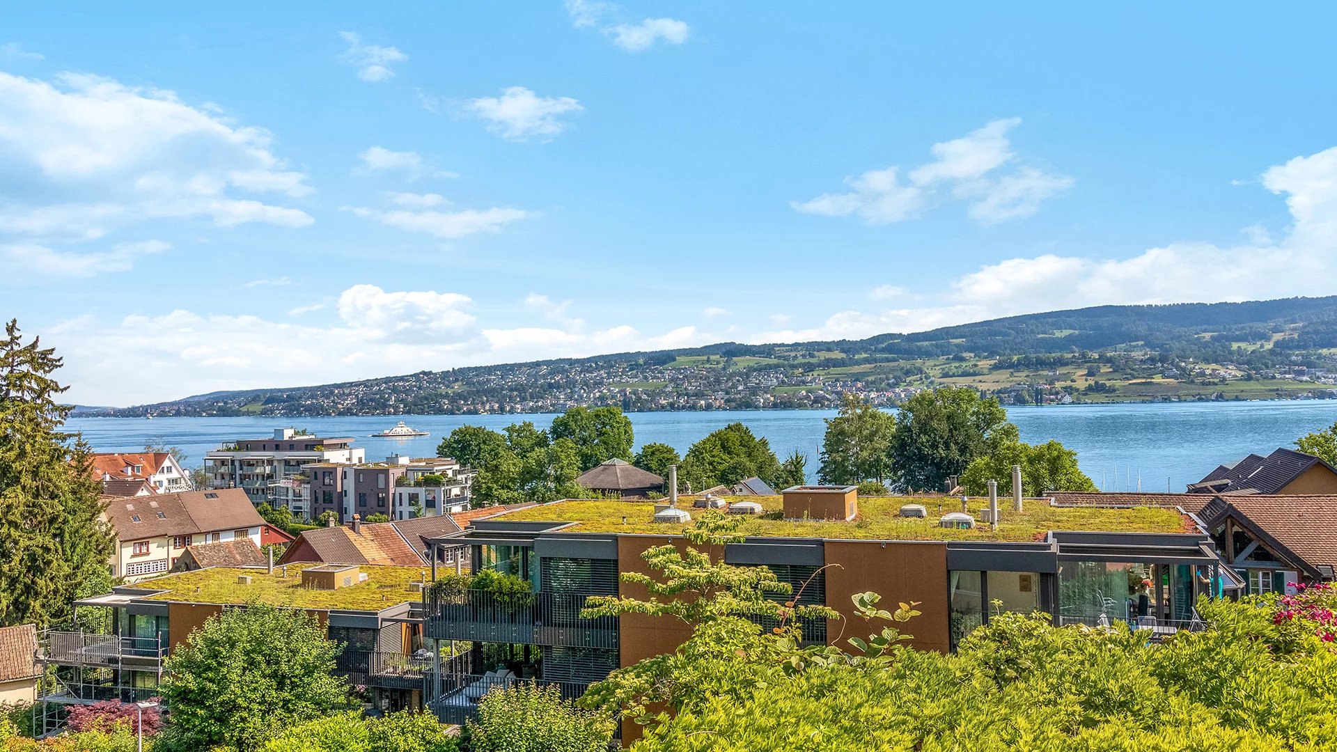 Une vaste terrasse avec une vue magnifique sur le lac