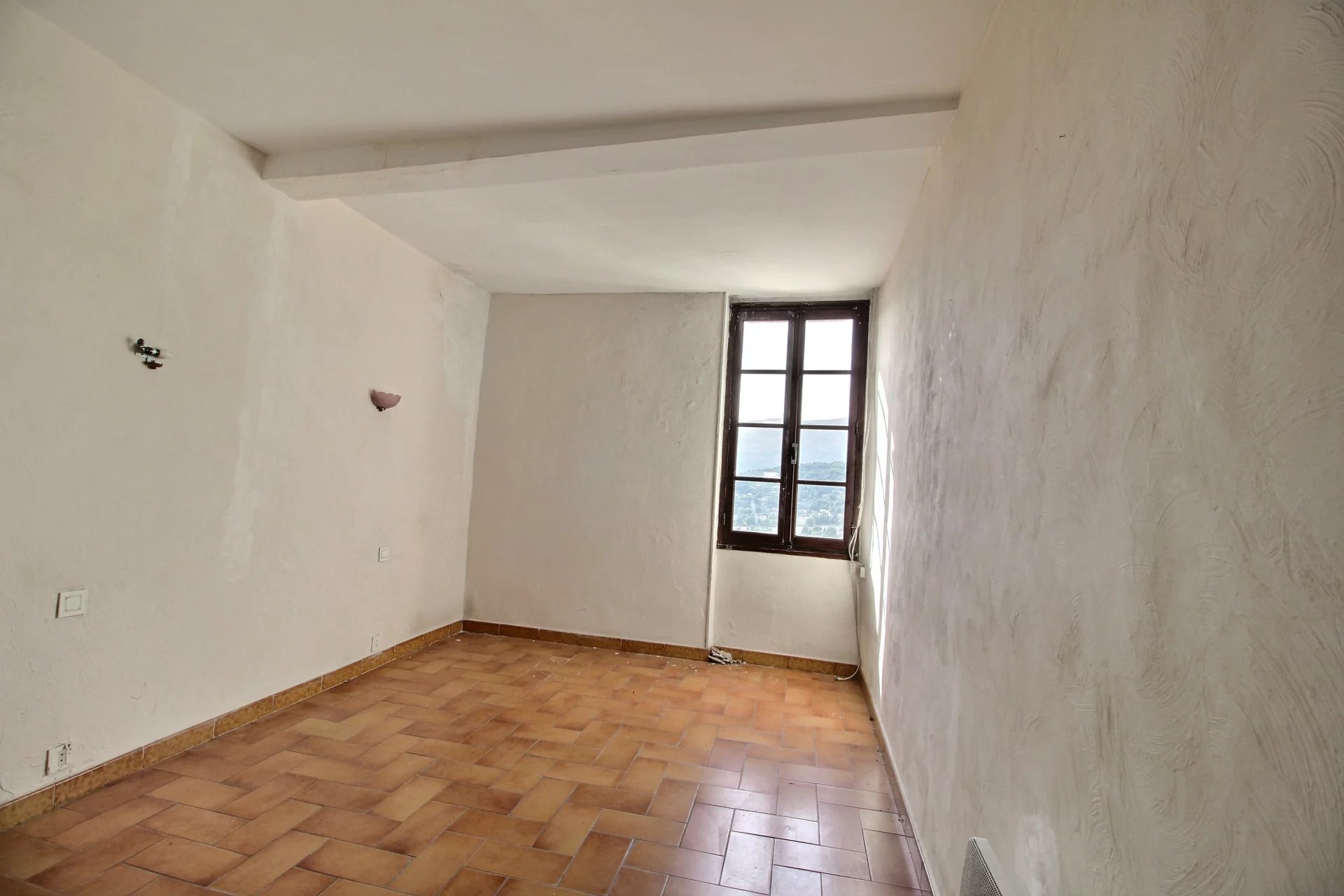 Triplex to Renovate, Divisible into Two Apartments - Fayence