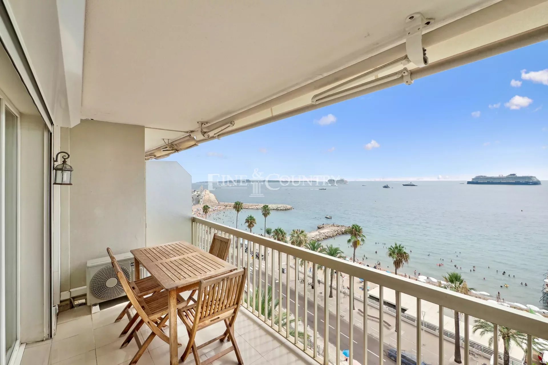 Seafront apartment for sale in Cannes, Boulevard du Midi