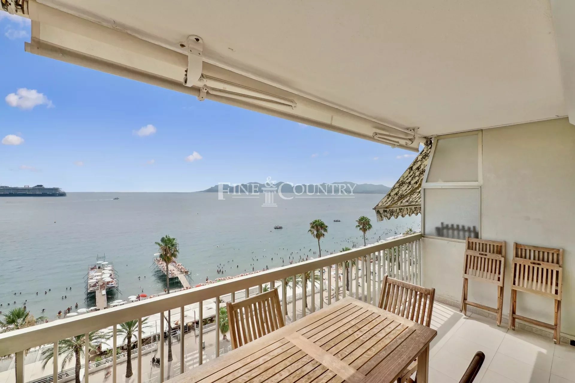 Seafront apartment for sale in Cannes, Boulevard du Midi