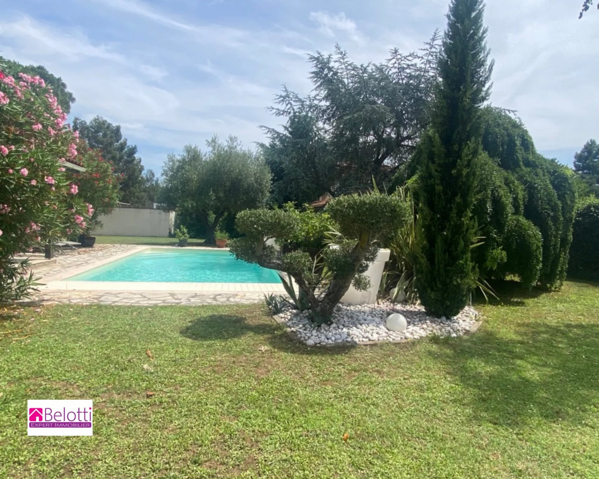 VILLA D'ARCHITECTE AVEC PISCINE / POOL HOUSE