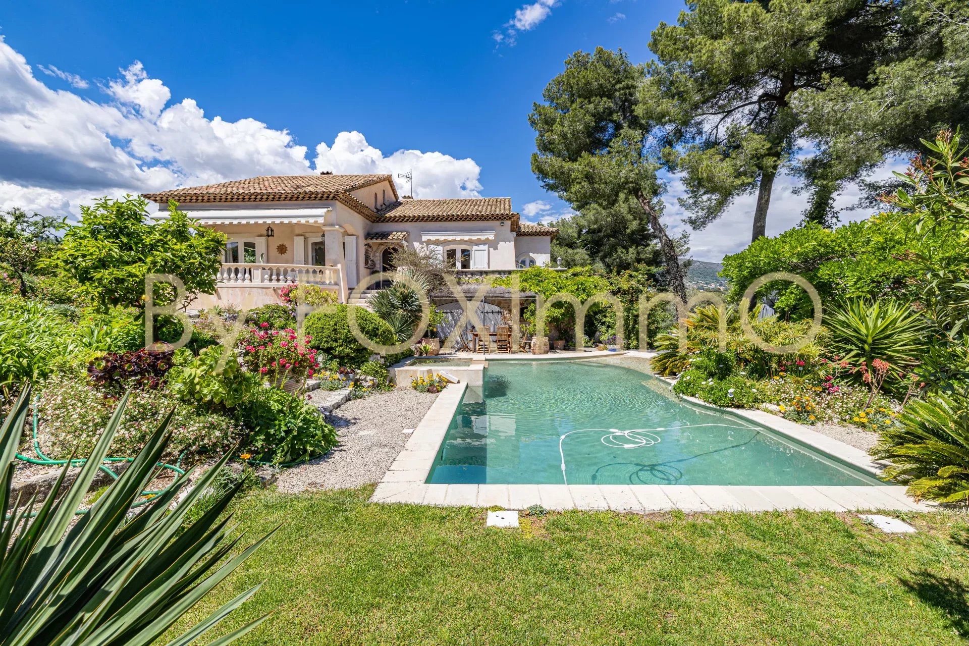 Saint Paul de Vence. Magnifica costruzione del 1950 ristrutturata, Assoluta tranquillità, Piscina, Vista aperta sul mare e sulle montagne.