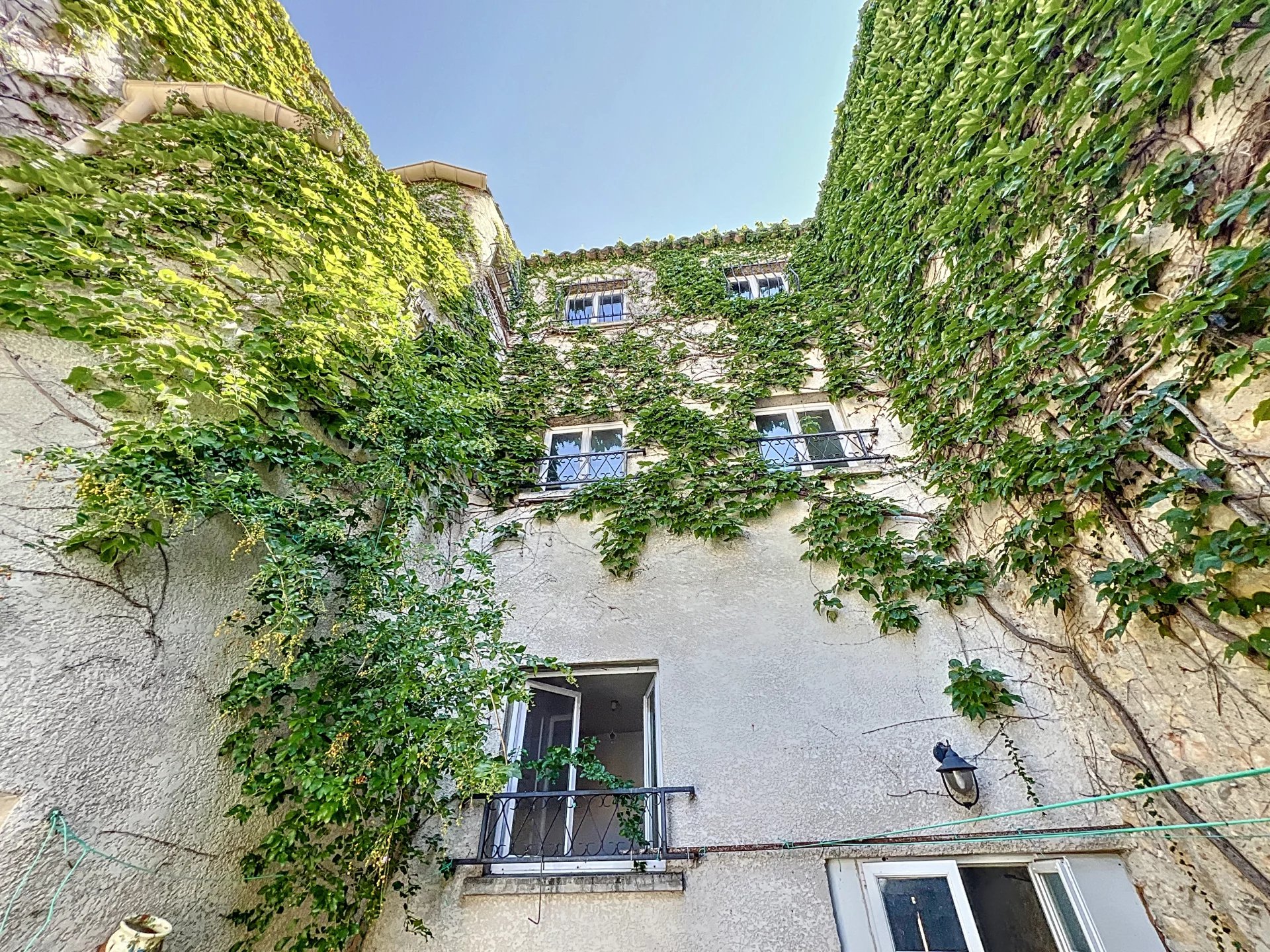 MAISON DE VILLAGE AVEC COUR, ROQUEFORT DES CORBIERES