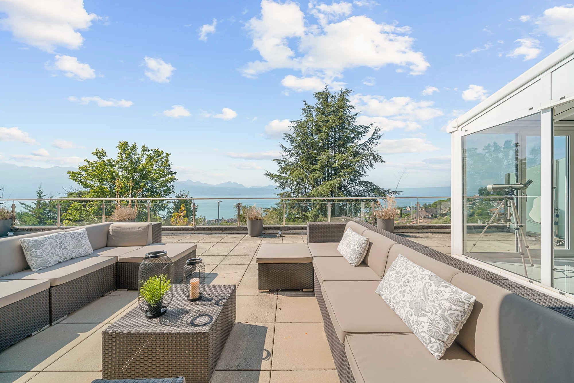 Penthouse duplex with breathtaking views of Lake Geneva