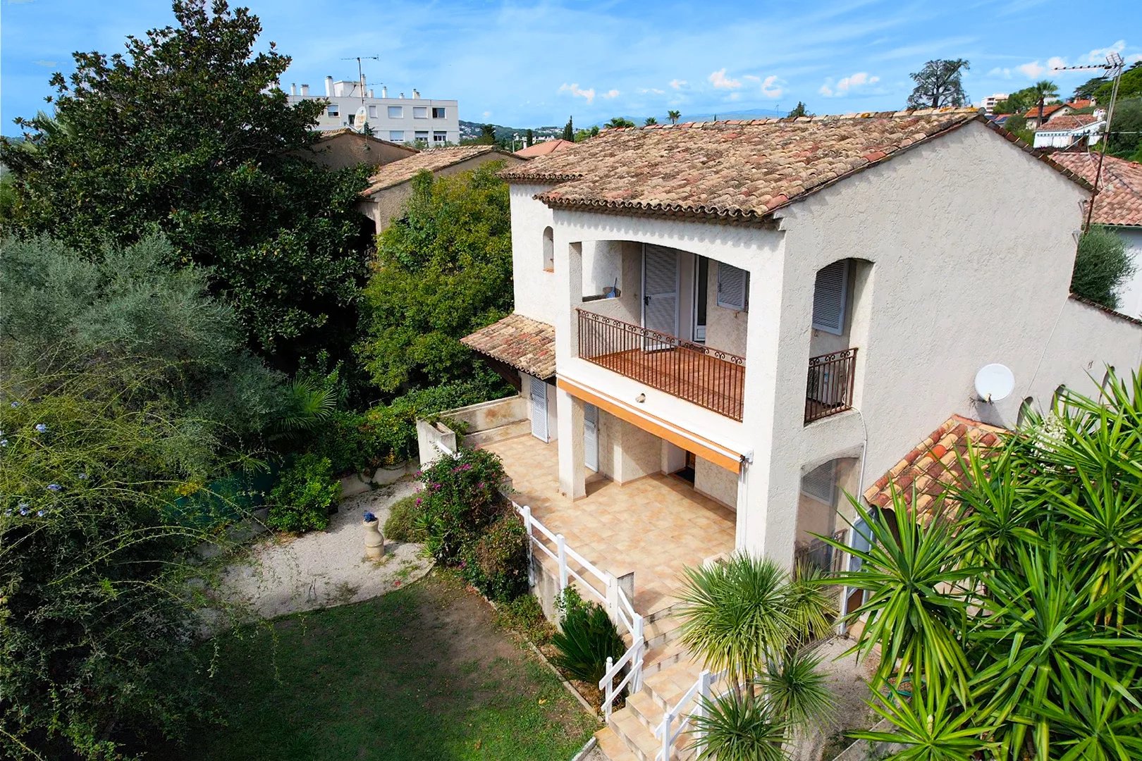 Detached villa near the sea