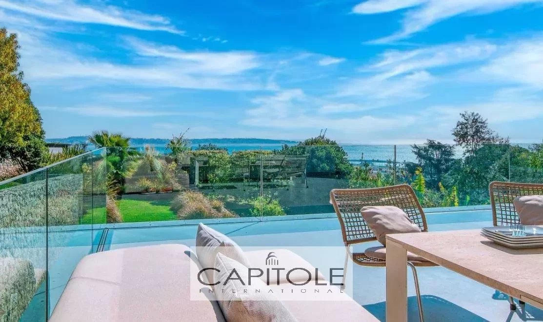 GOLFE JUAN . Vue  mer panoramique,  villa contemporaine 5 pièces de  220 m² avec piscine