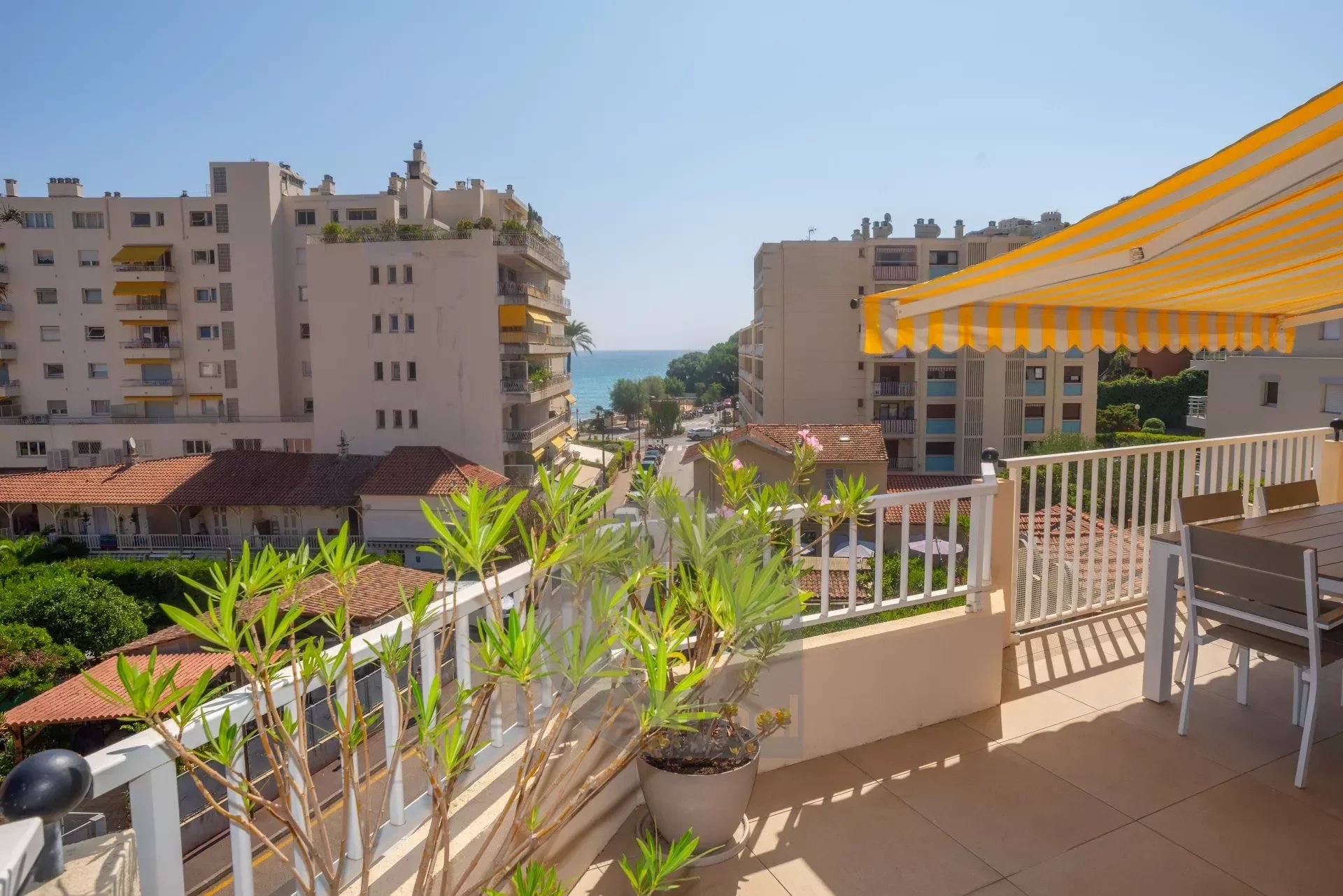 ROQUEBRUNE CAP-MARTIN - DERNIER ETAGE AVEC GRANDE TERRASSE? DEPENDANCE ET GARAGE DOUBLE